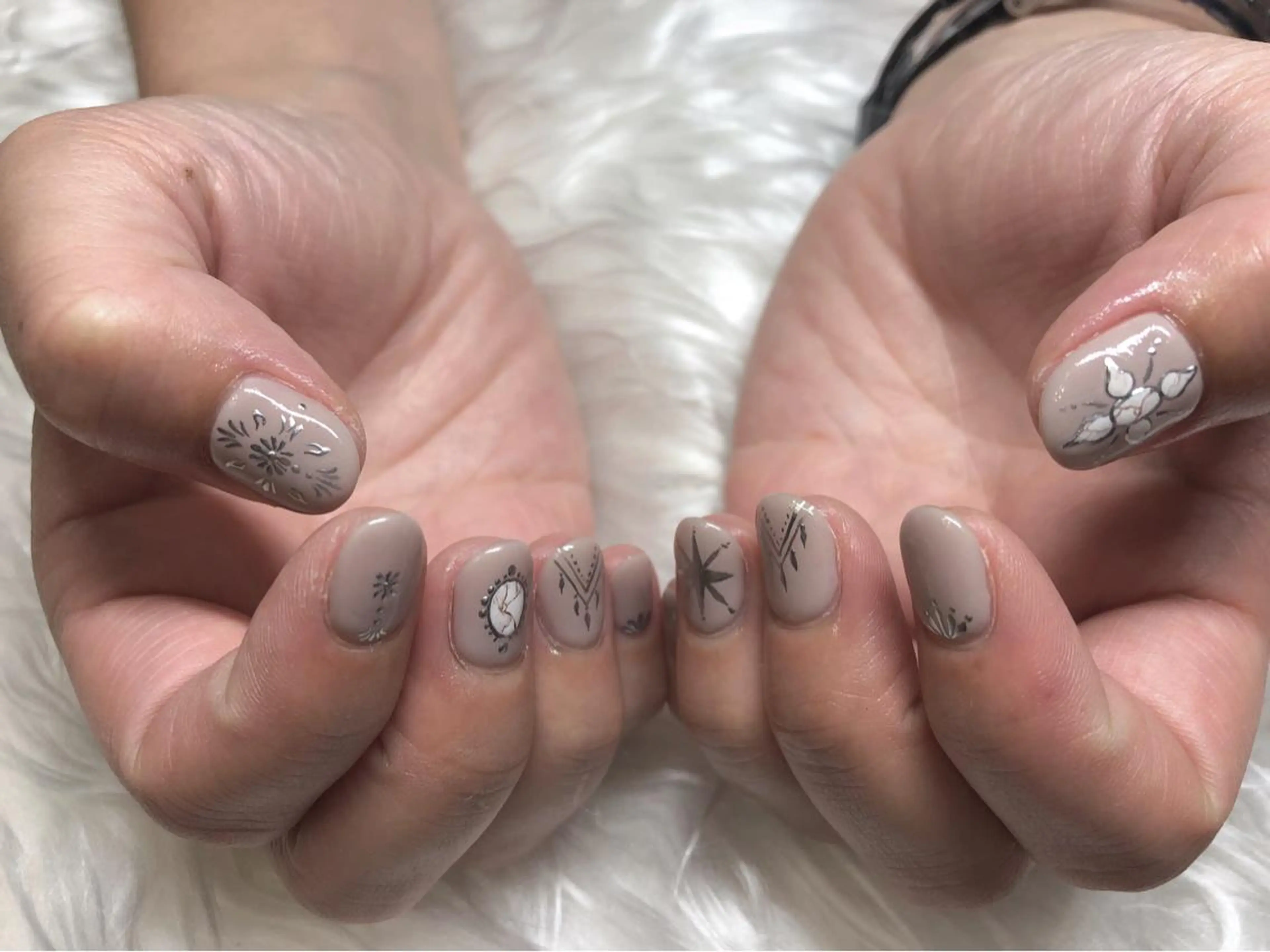 ネイル 持ち込み シルバー ハンドネイル パラあり！フィルイン 美フォルムのネイルデザイン