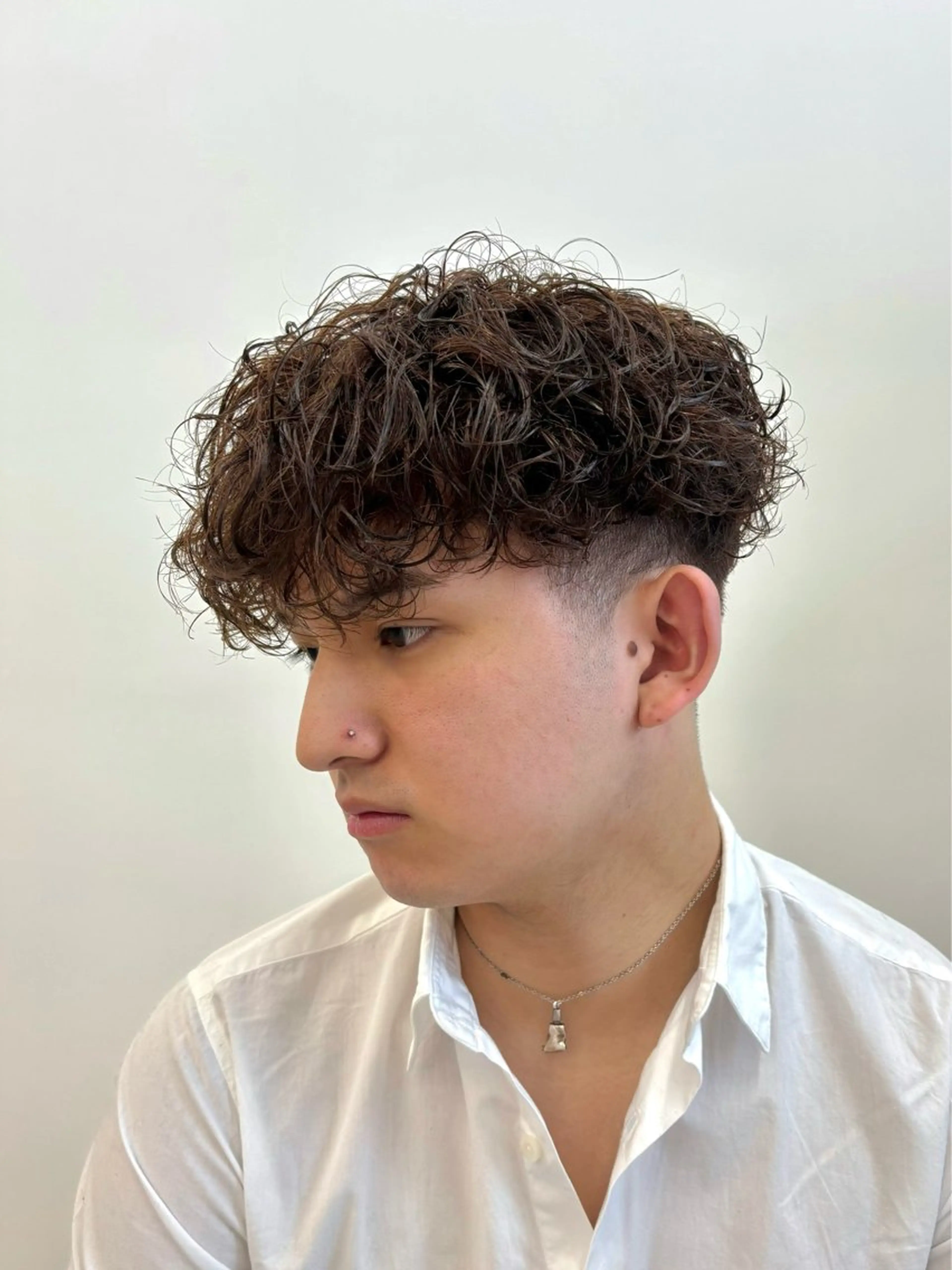 ショート パーマ メンズ メンズパーマ スペインカール 波巻きパーマ スパイラルパーマ なりたひろと / フェザーパーマのヘアスタイル