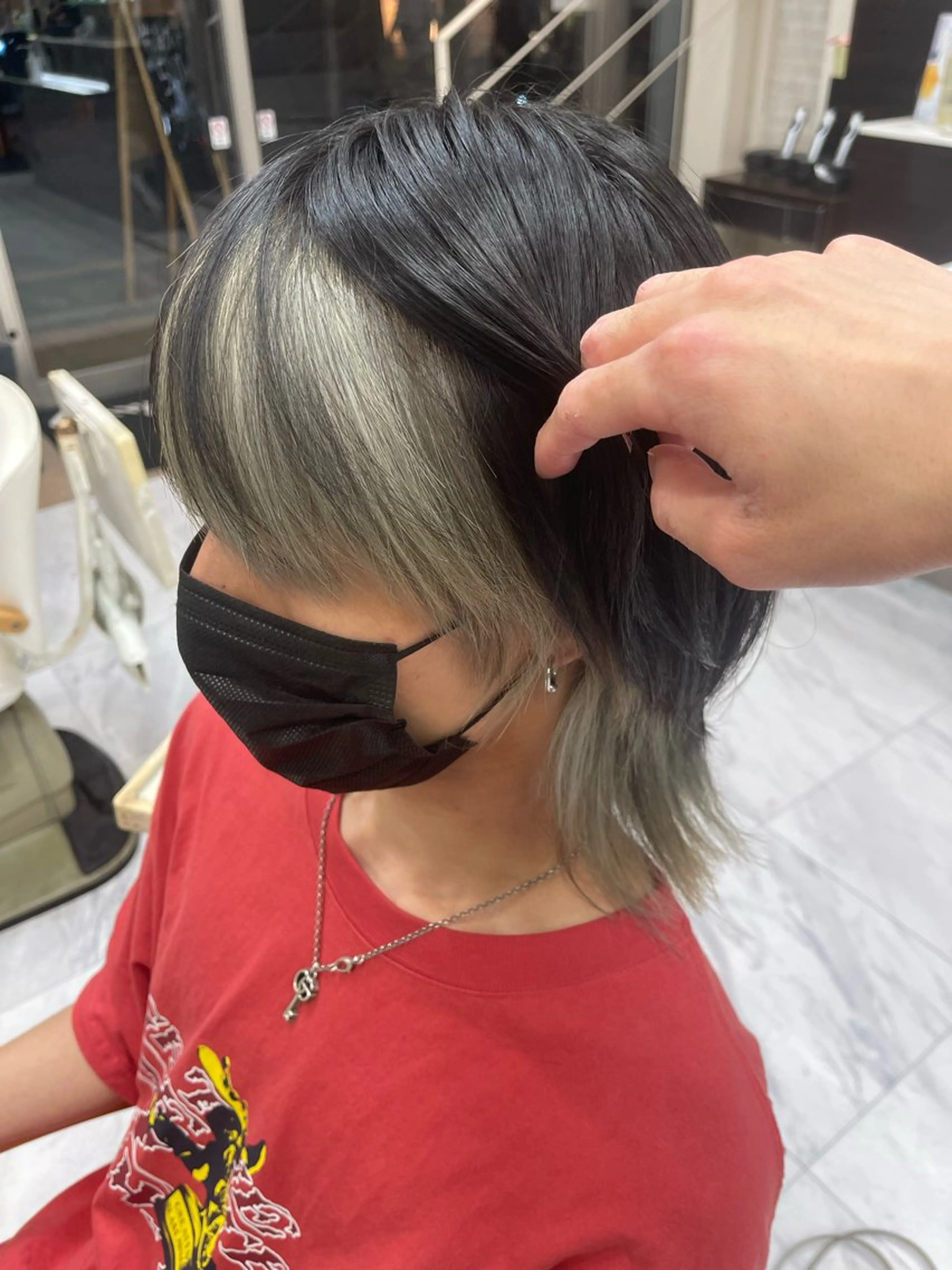 ショート カラー メンズ メンズインナーカラー ベージュカラー インナーカラー シルバー シルバーベージュ ヘアカラー トリートメント 🌻メンズカット 落合諒🌻のヘアスタイル