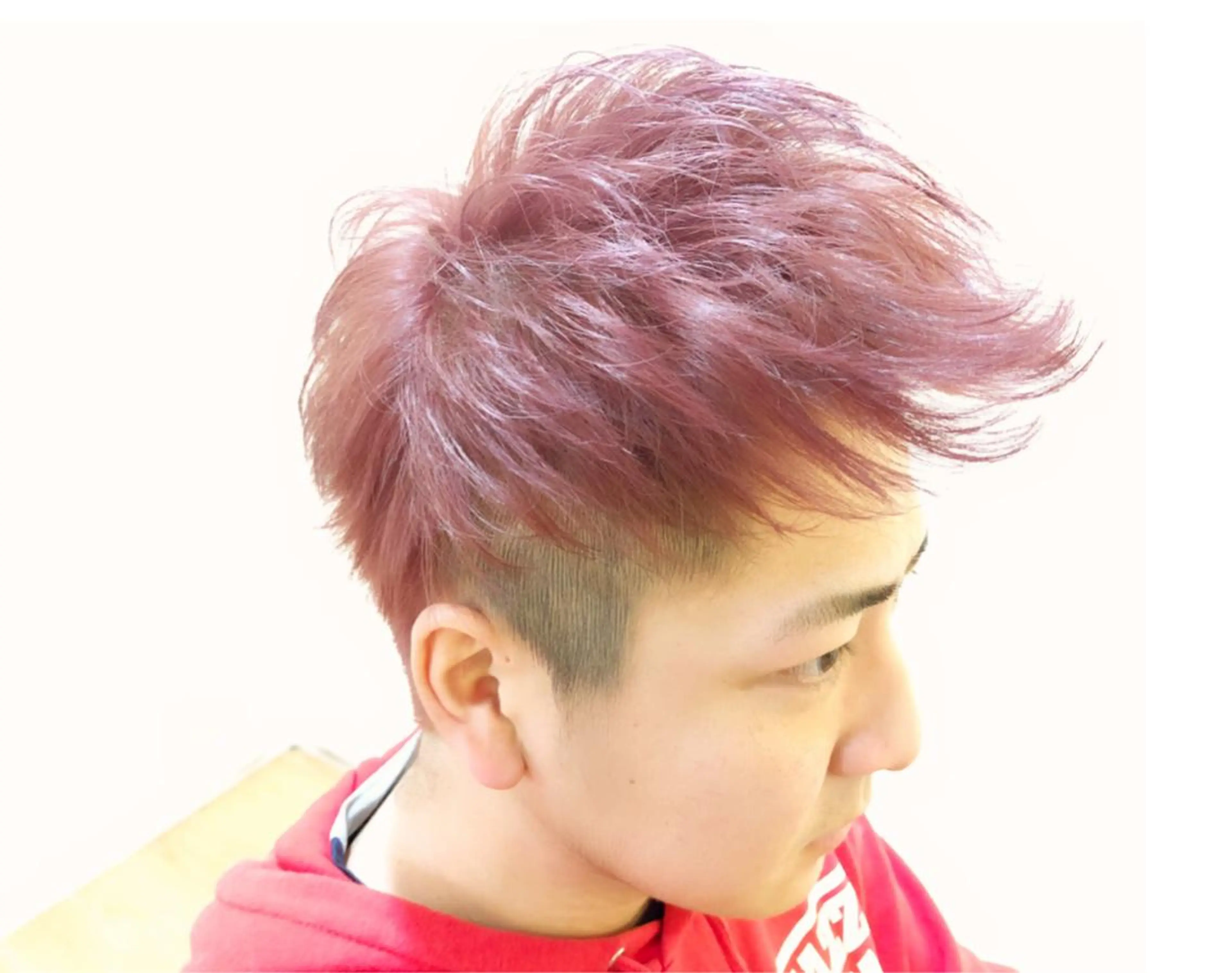 カラー メンズ メンズブリーチ モヒカン ブリーチ ピンクカラー メンズカット 三村洸斗のヘアスタイル