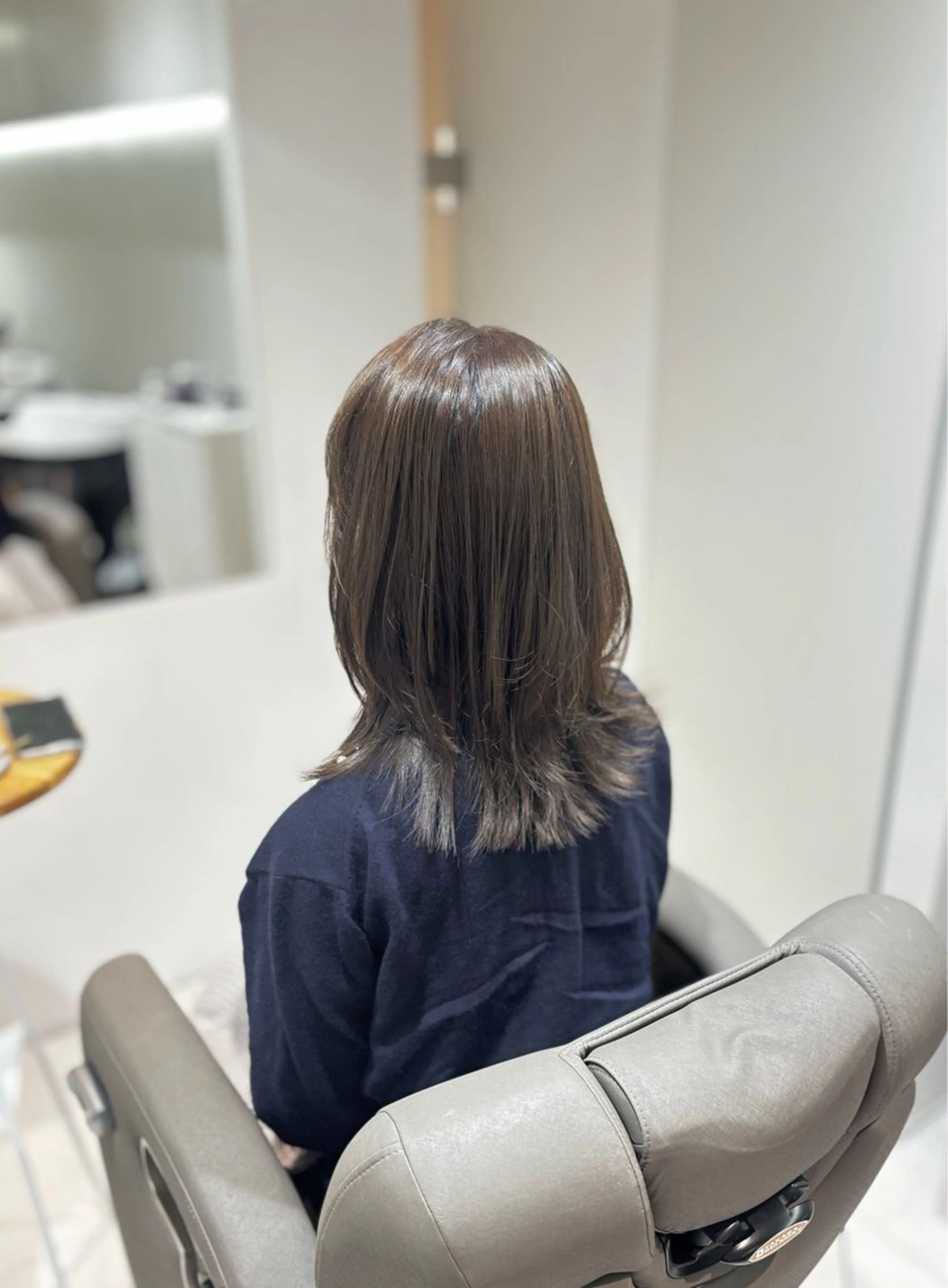 セミロング 白土 さくらのヘアスタイル