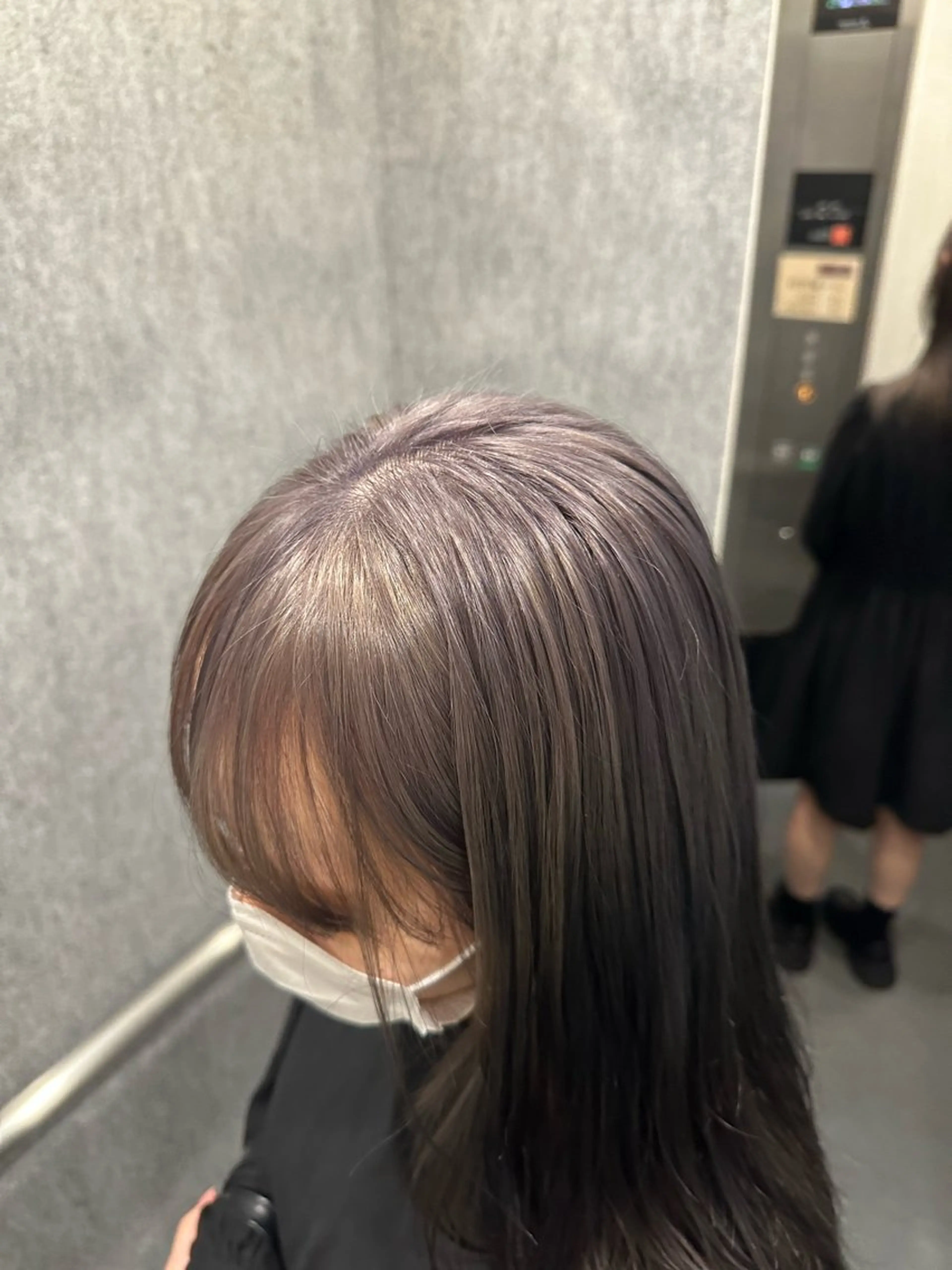 ミディアム カラー ブリーチ ラベンダーカラー シルバー さとう あやかのヘアスタイル