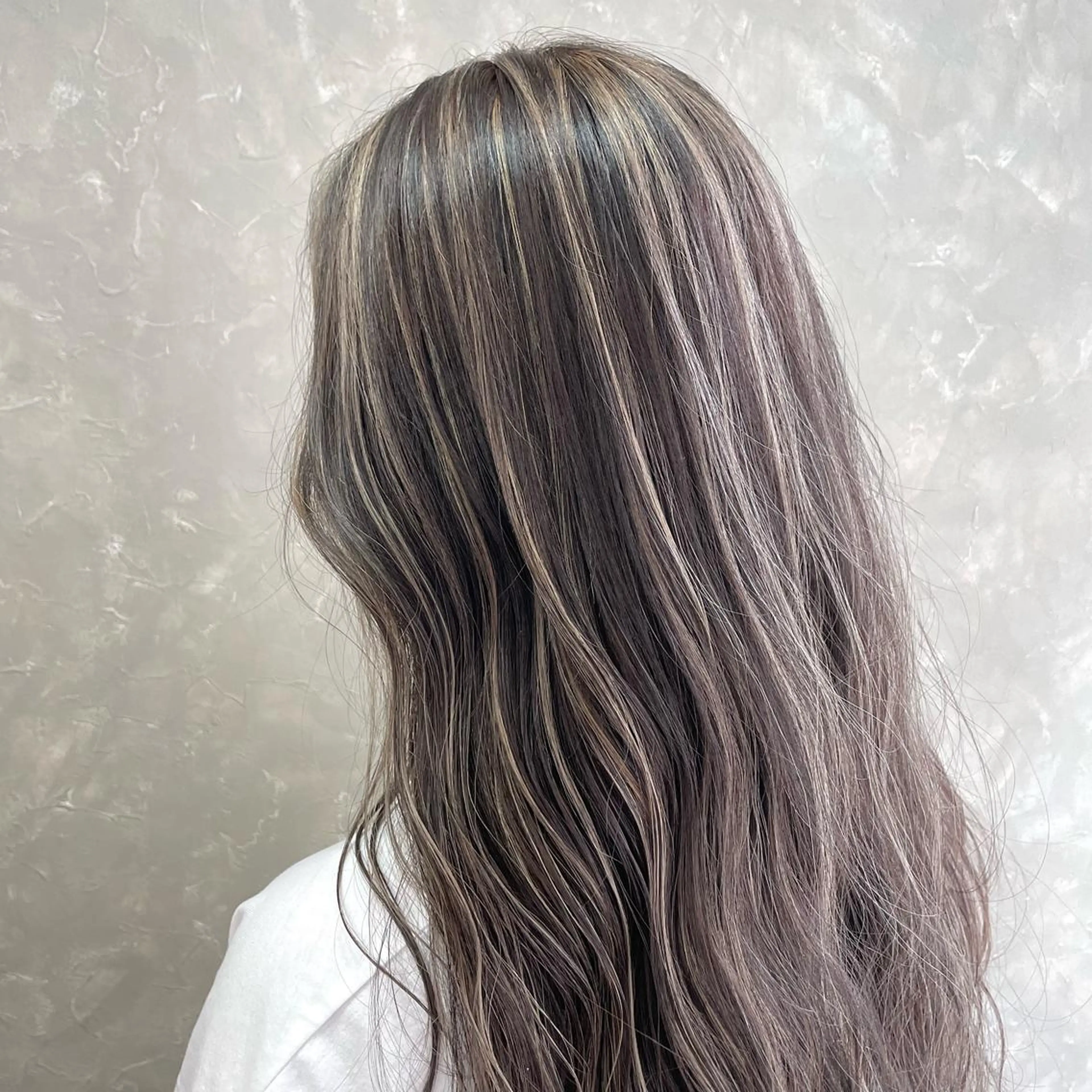 【本日限定】🌈カット+ハイライト+トリートメント🌈立体感、筋感をだすハイライトのメニューです☘️の写真