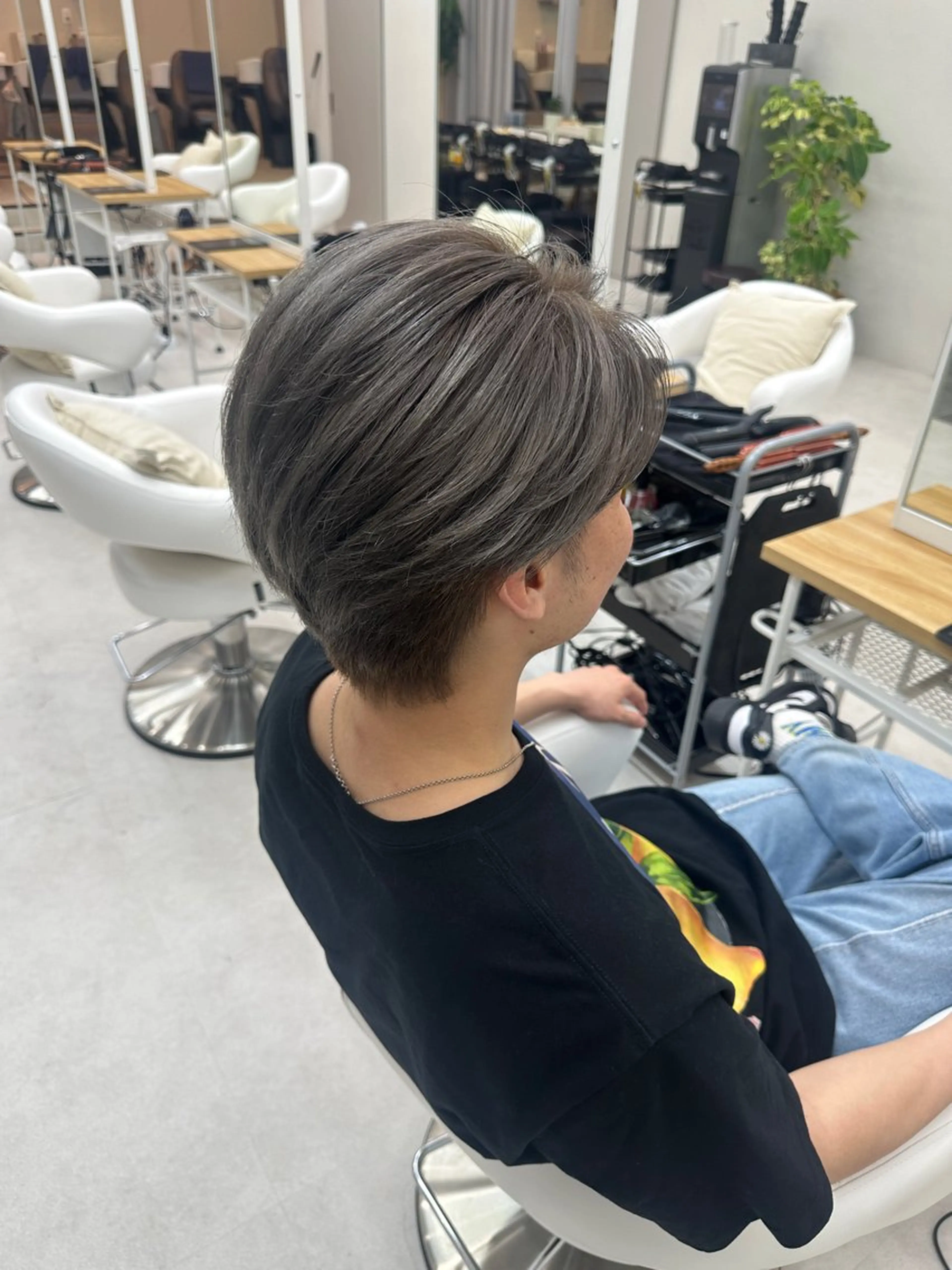 ショート カラー ダブルカラー ハイトーンカラー シルバー 丸山 心 / 艶カラーのヘアスタイル