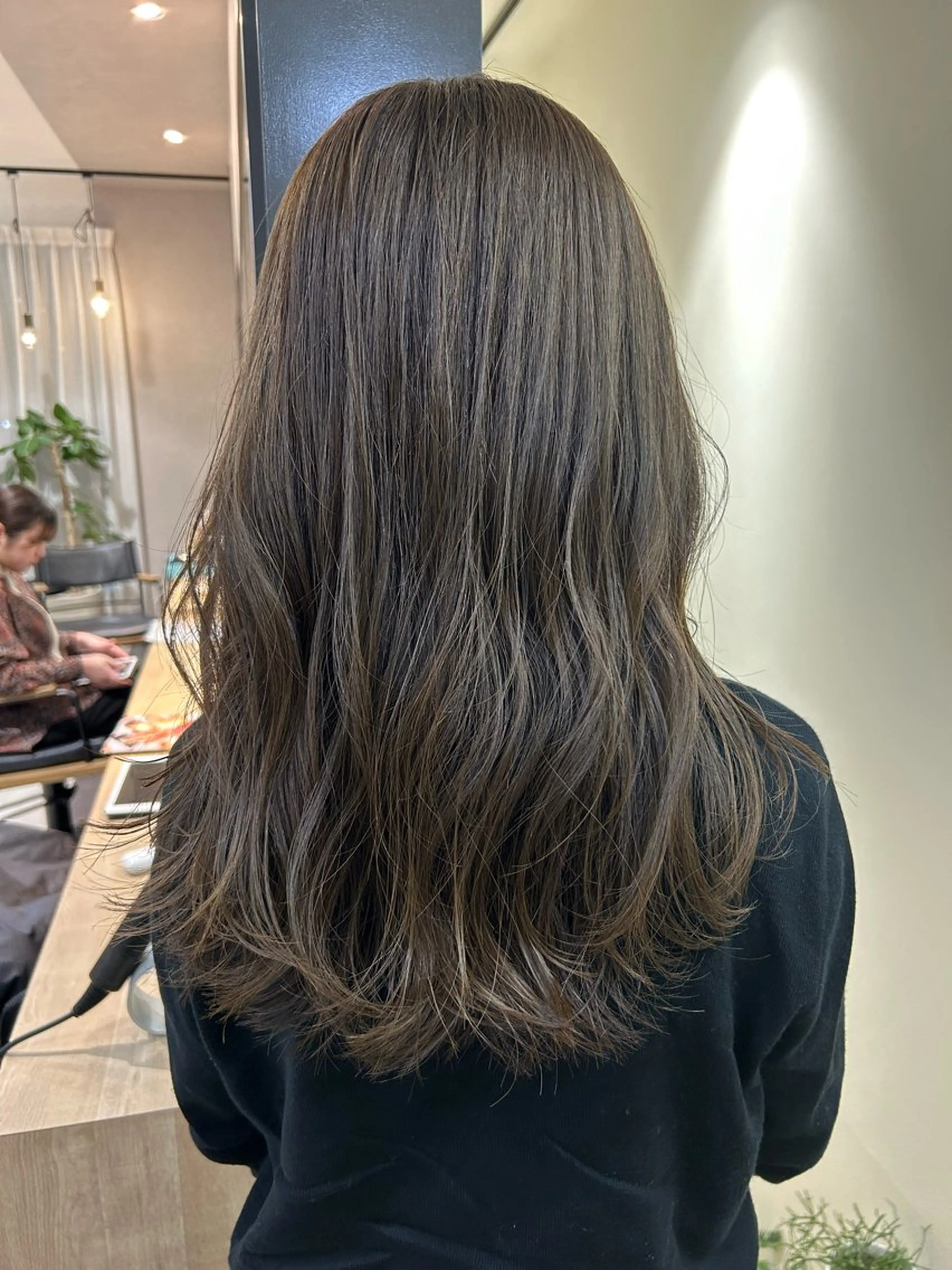ロング カラー ブリーチ グレージュ ブリーチなしカラー hub hair レイヤー/透明感のヘアスタイル