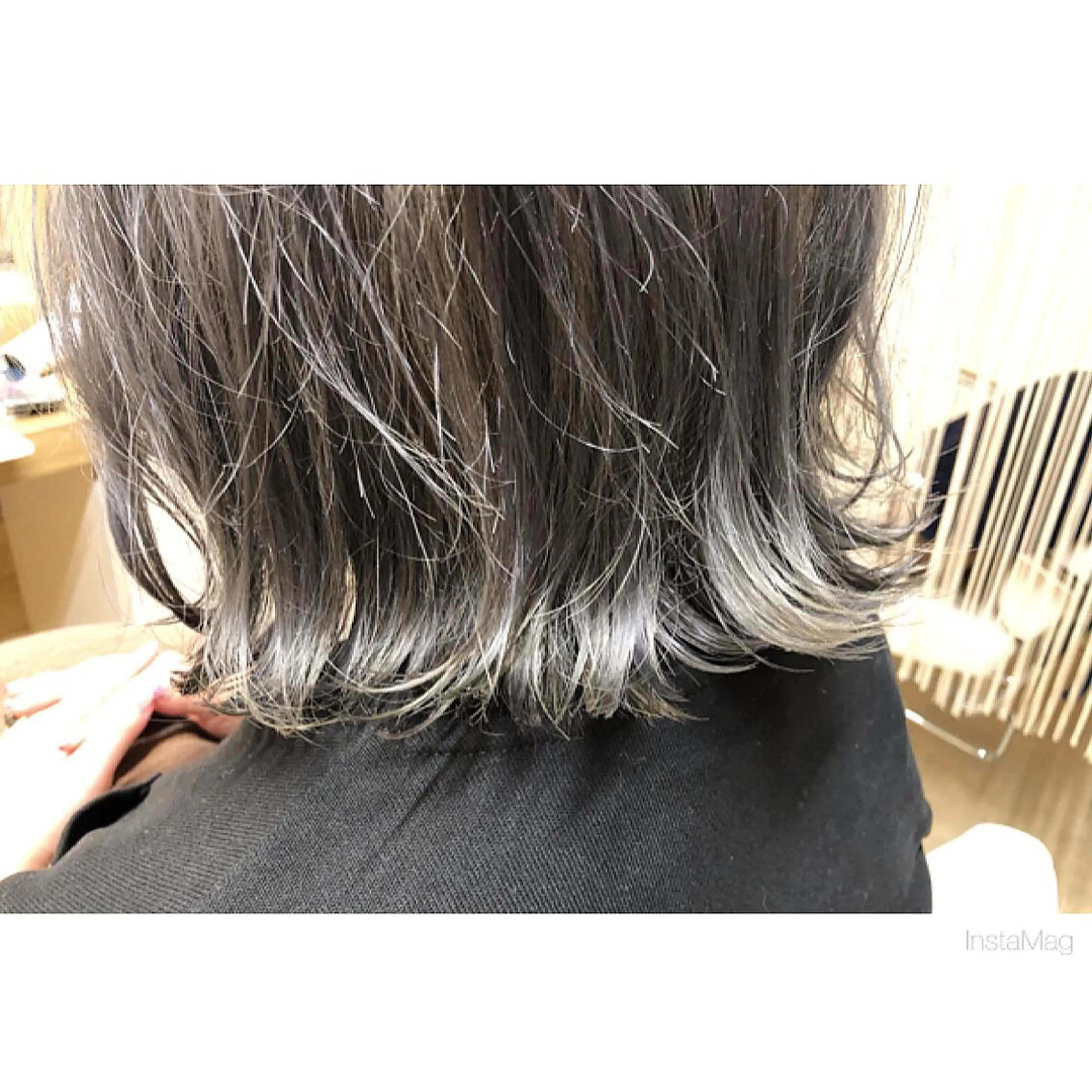 ミディアム カラー アッシュ 透明感カラー シルバー シルバーアッシュ カット ヘアカラー 岩間 香純のヘアスタイル