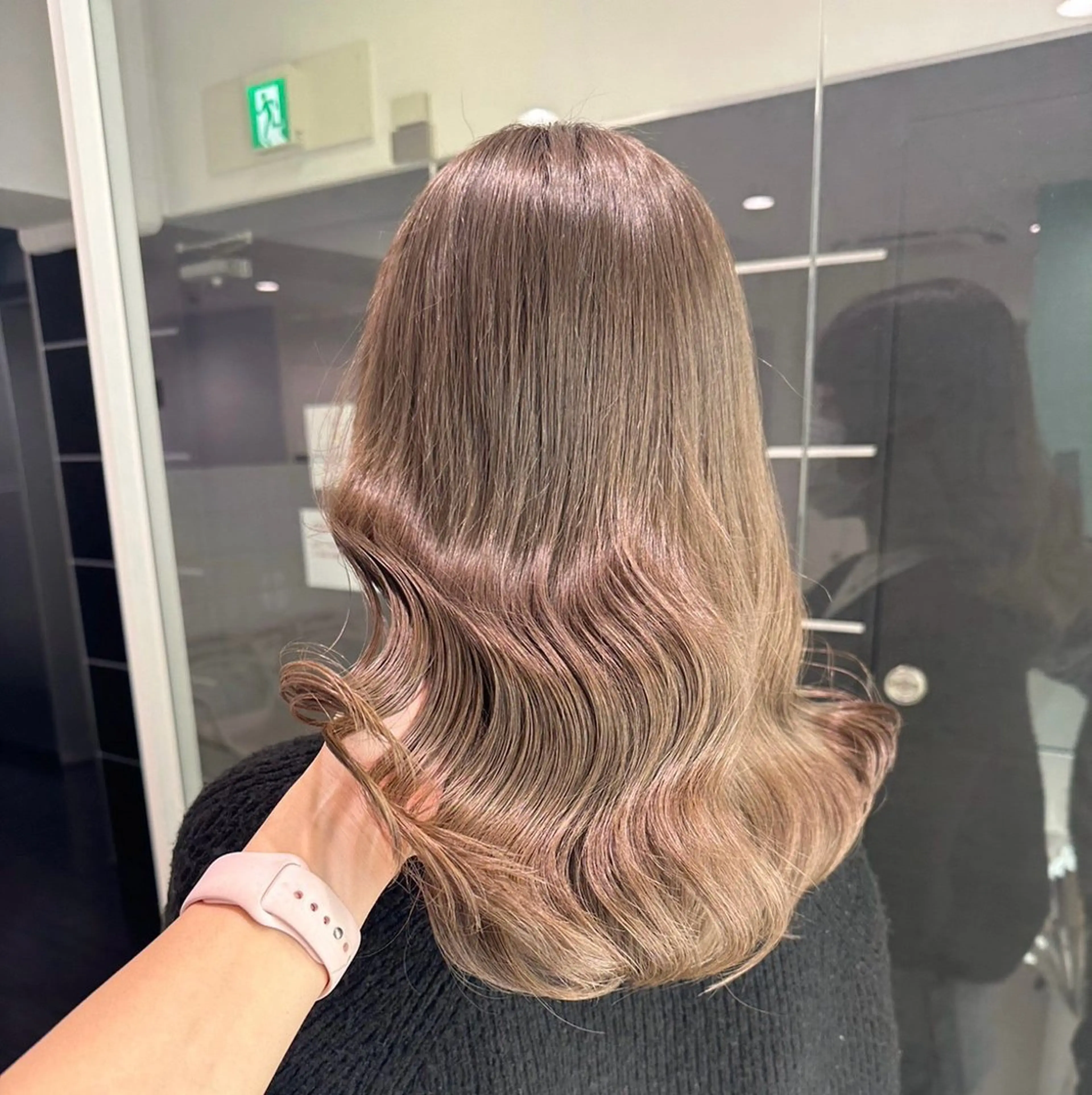 ロング ❤︎ワンホンガーリー なハイトーンヘア❤︎のヘアスタイル