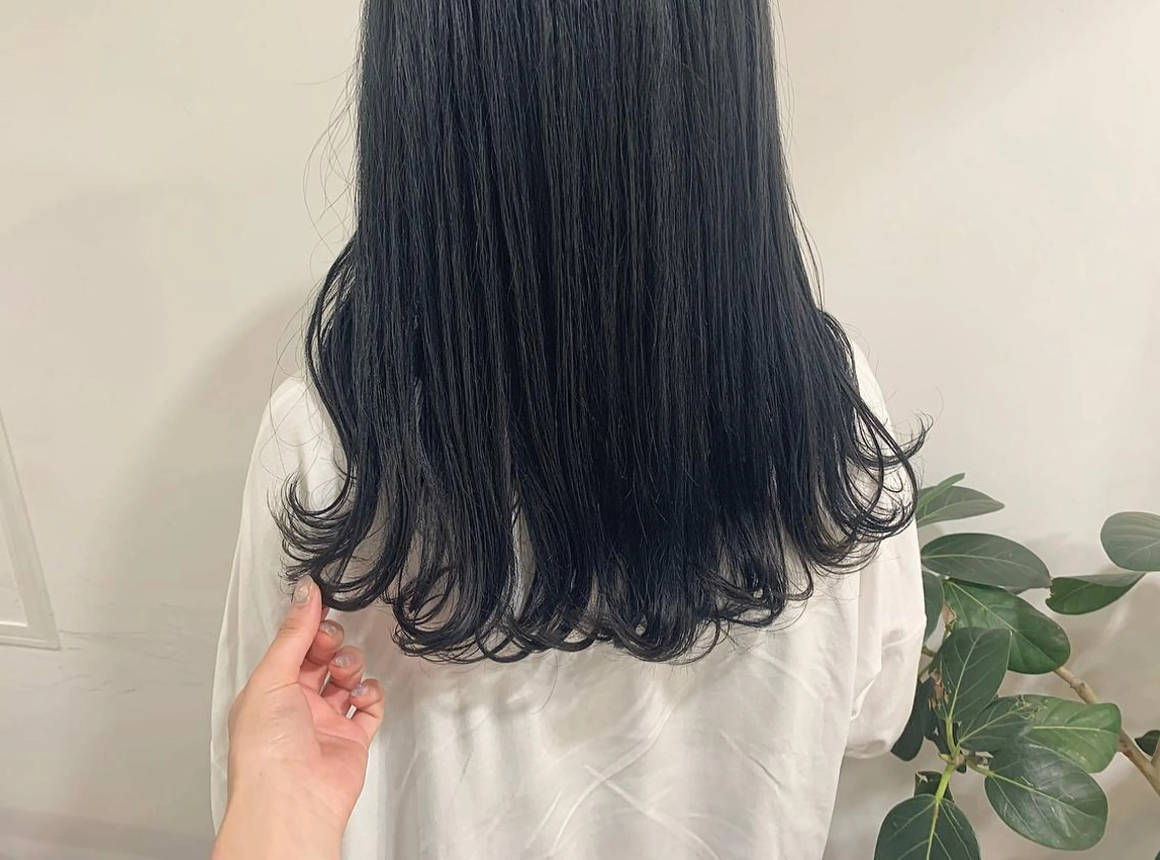 ロング カラー ヘアアレンジ 黒髪 ブルーカラー ブルーブラック ネイビーカラー ヘアカラー トリートメント たかいわ みきのヘアスタイル