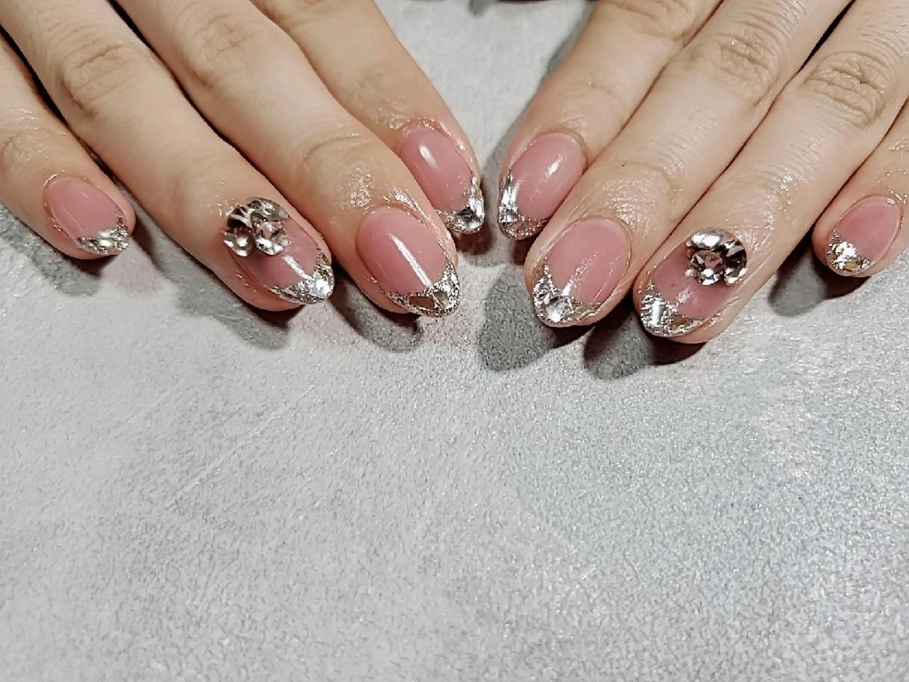 ミディアム ネイル フレンチネイル ガラスフレンチ ストーンネイル ハンドネイル mamo nailのネイルデザイン