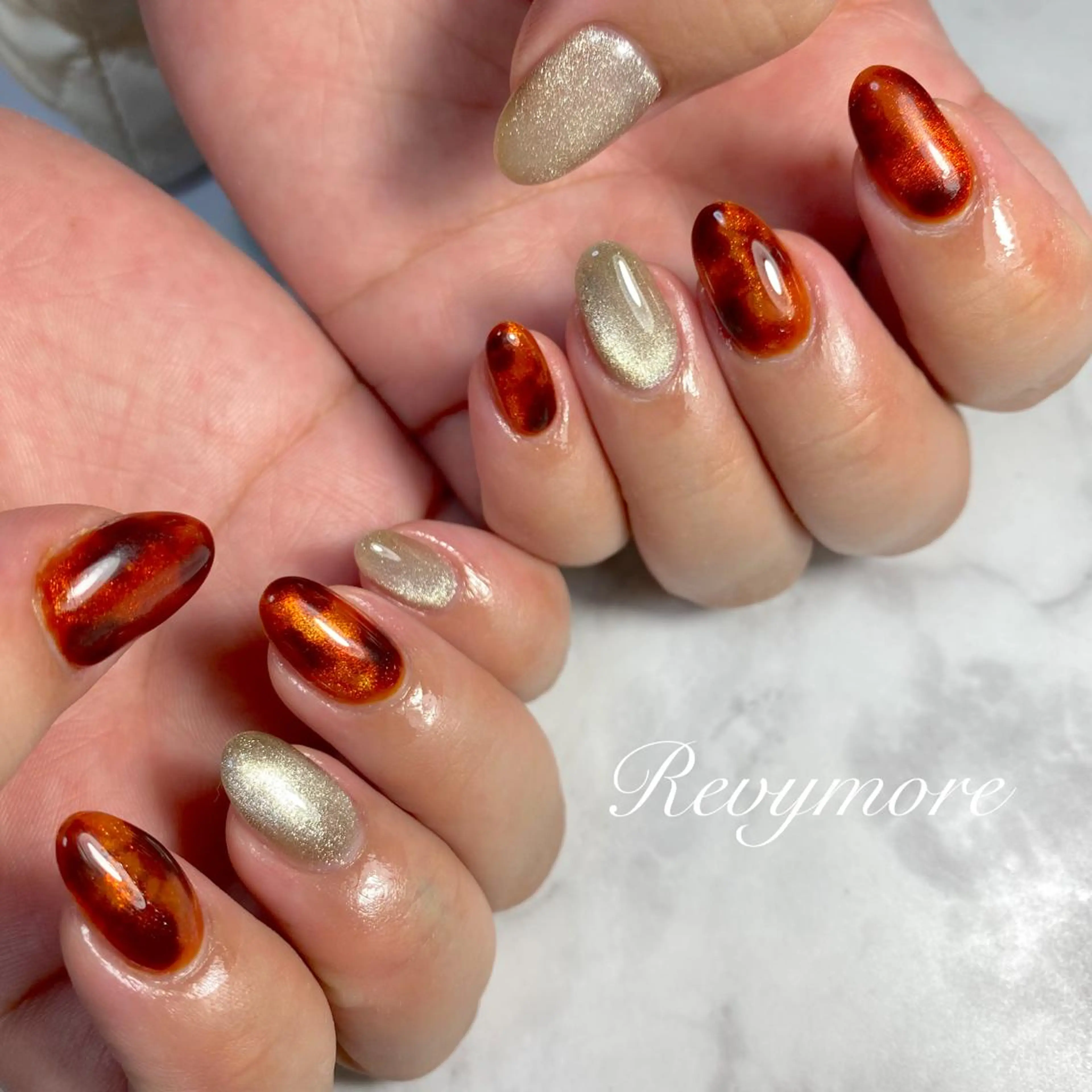 ミディアム ネイル 韓国風ヘア べっ甲ネイル ジェルネイル キラキラネイル 韓国ネイル nail salon Revymoreのネイルデザイン