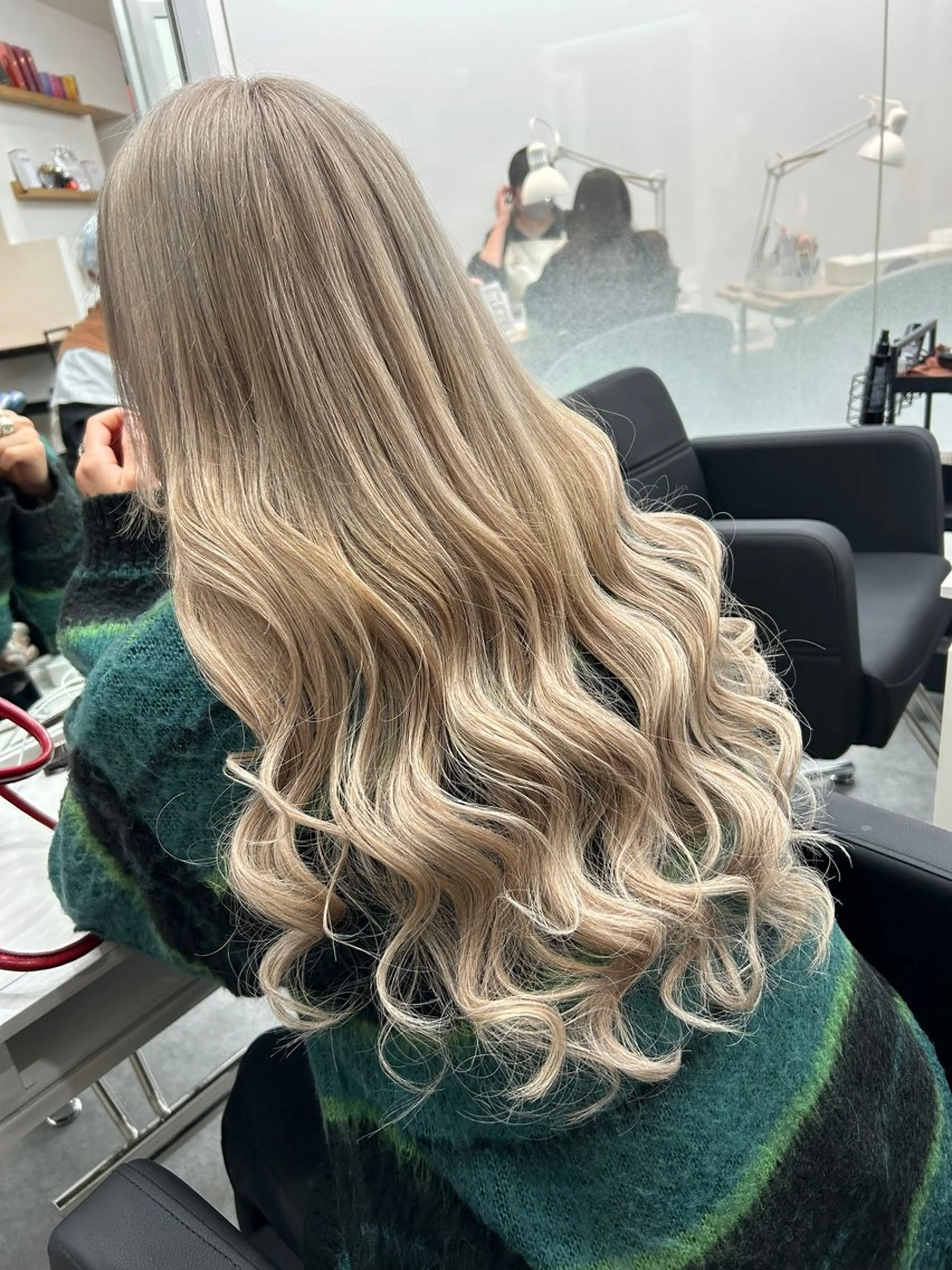 ロング カラー シールエクステ バレイヤージュ ダブルカラー ハイライトカラー ハイトーンカラー カット ヘアカラー トリートメント エクステ ヘアセット レイヤー/エクステ alpha下妻のヘアスタイル