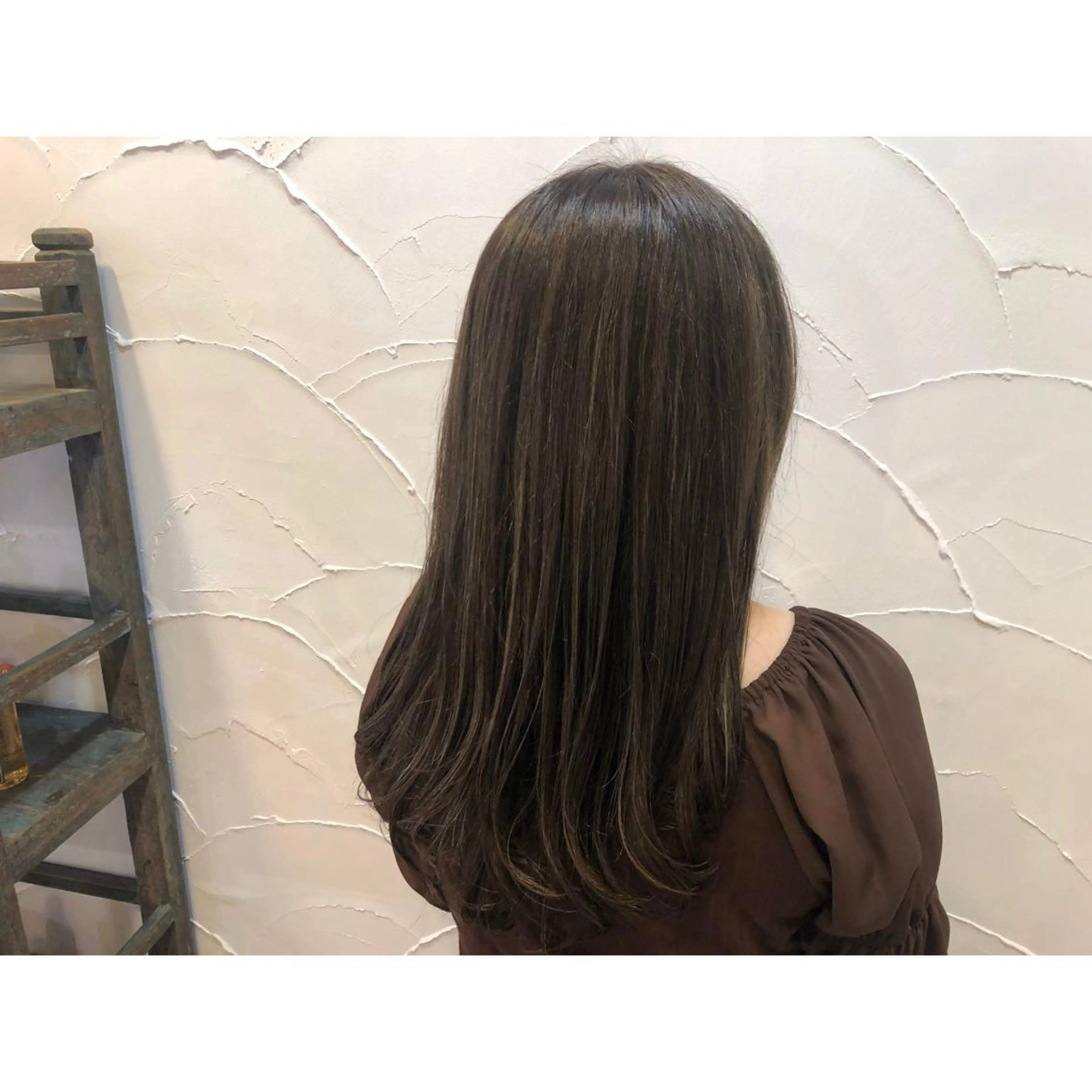 ロング カラー グレージュ ハイライトカラー カーキグレージュ ハイライト パーソナルカラー診断 できます　木曽　主博のヘアスタイル