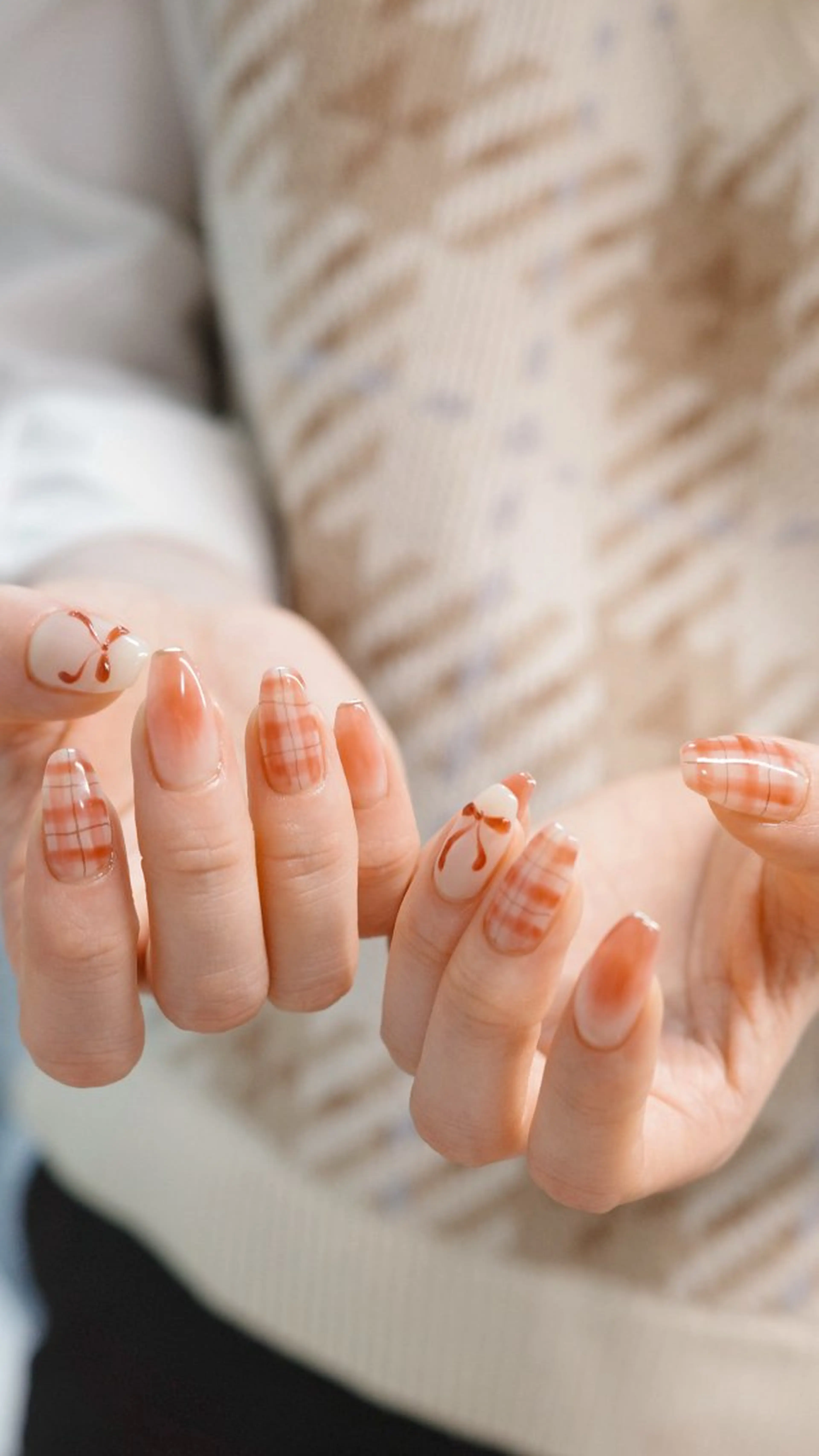 ネイル ゴールド リボン ホワイト ハンドネイル pointillé .ayaのネイルデザイン