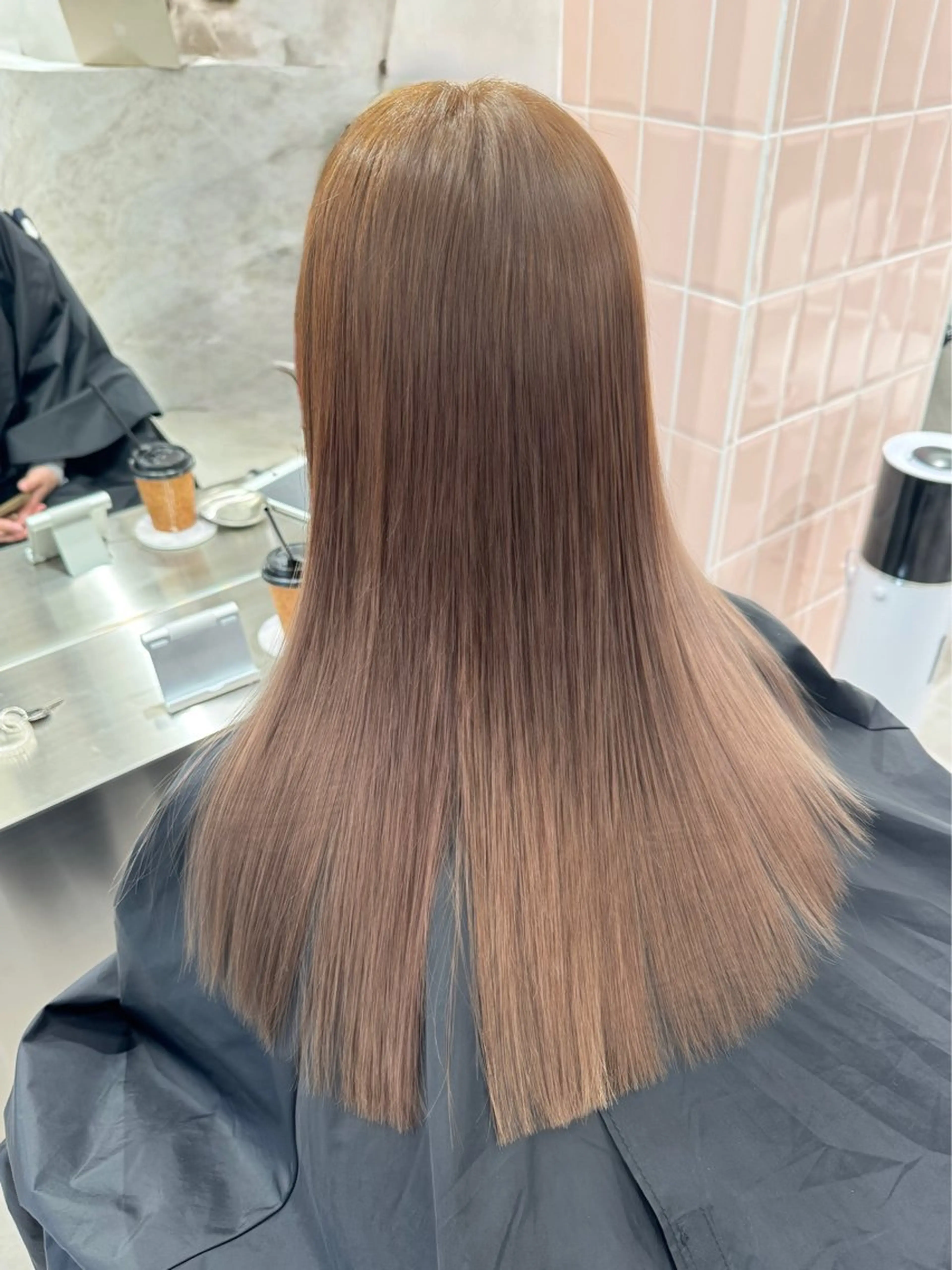 ロング カラー カット ヘアカラー ミルクティーベージュ ケアブリーチカラーのヘアスタイル