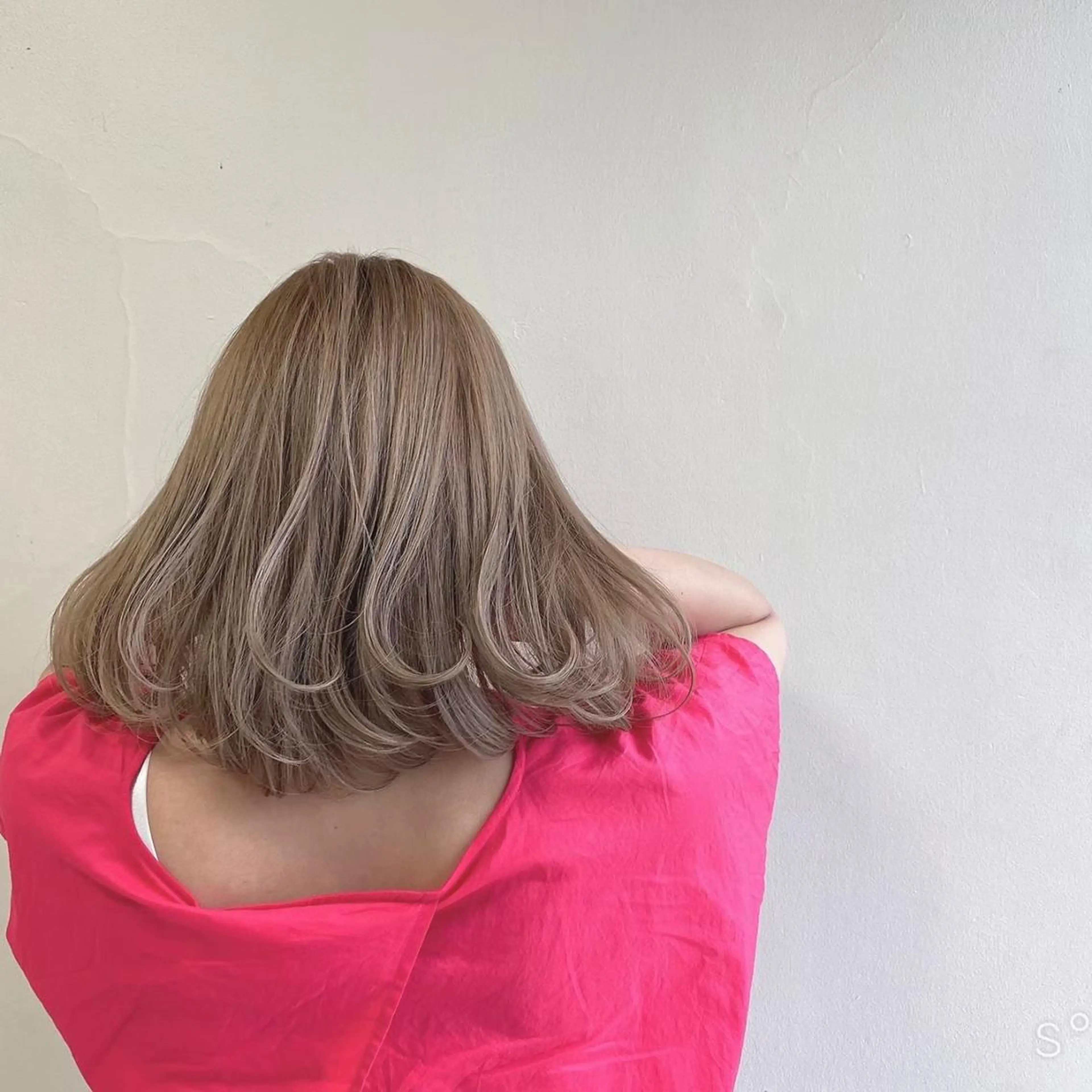 ミディアム 桑田 新菜のヘアスタイル