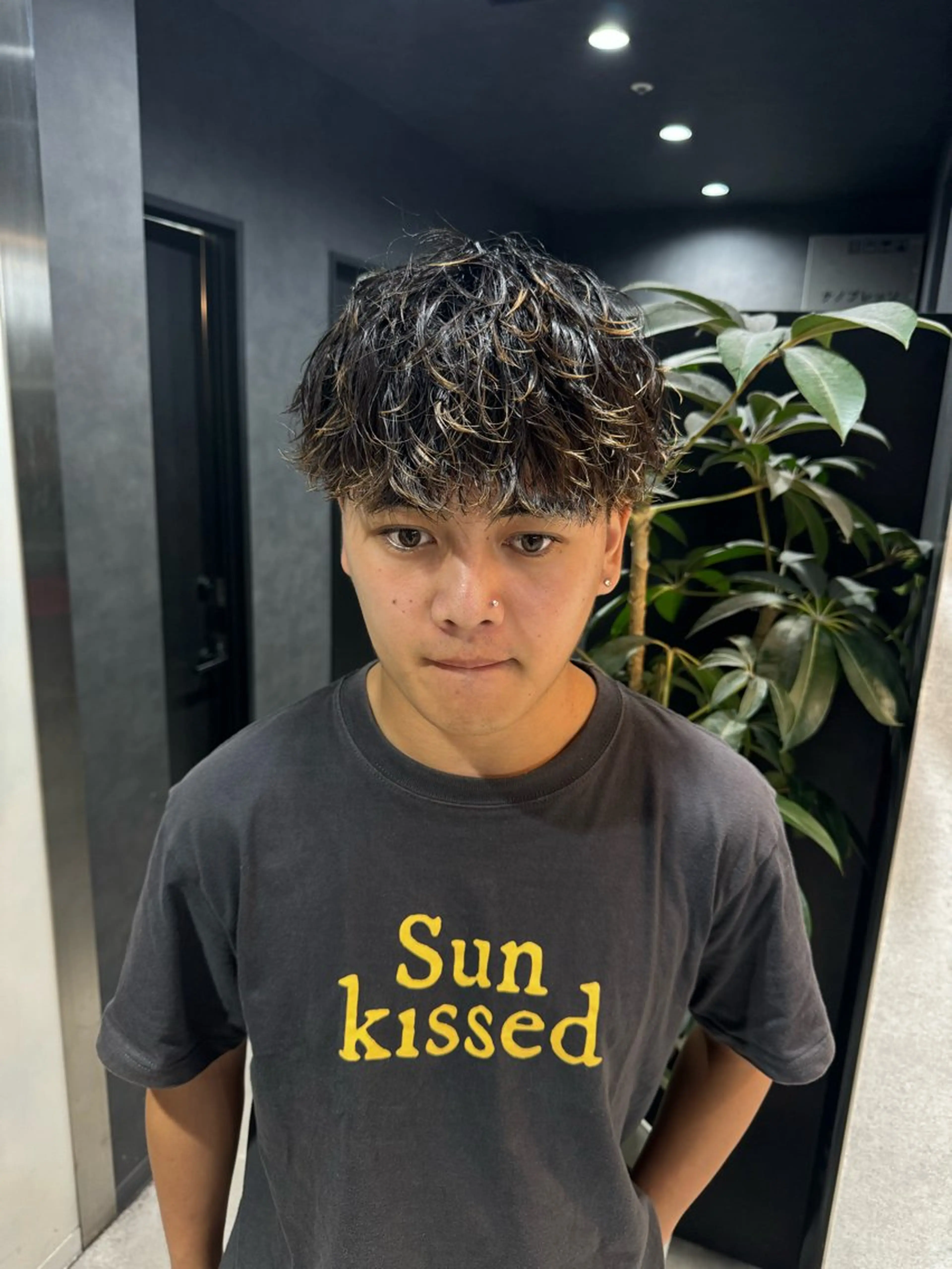 ショート カラー パーマ ヘアアレンジ メンズ メンズブリーチ センターパート メンズハイライト メンズハイトーン マッシュ カット トリートメント ヘッドスパ ヘアセット スパイキー/フェザー /波巻き/かいとのヘアスタイル