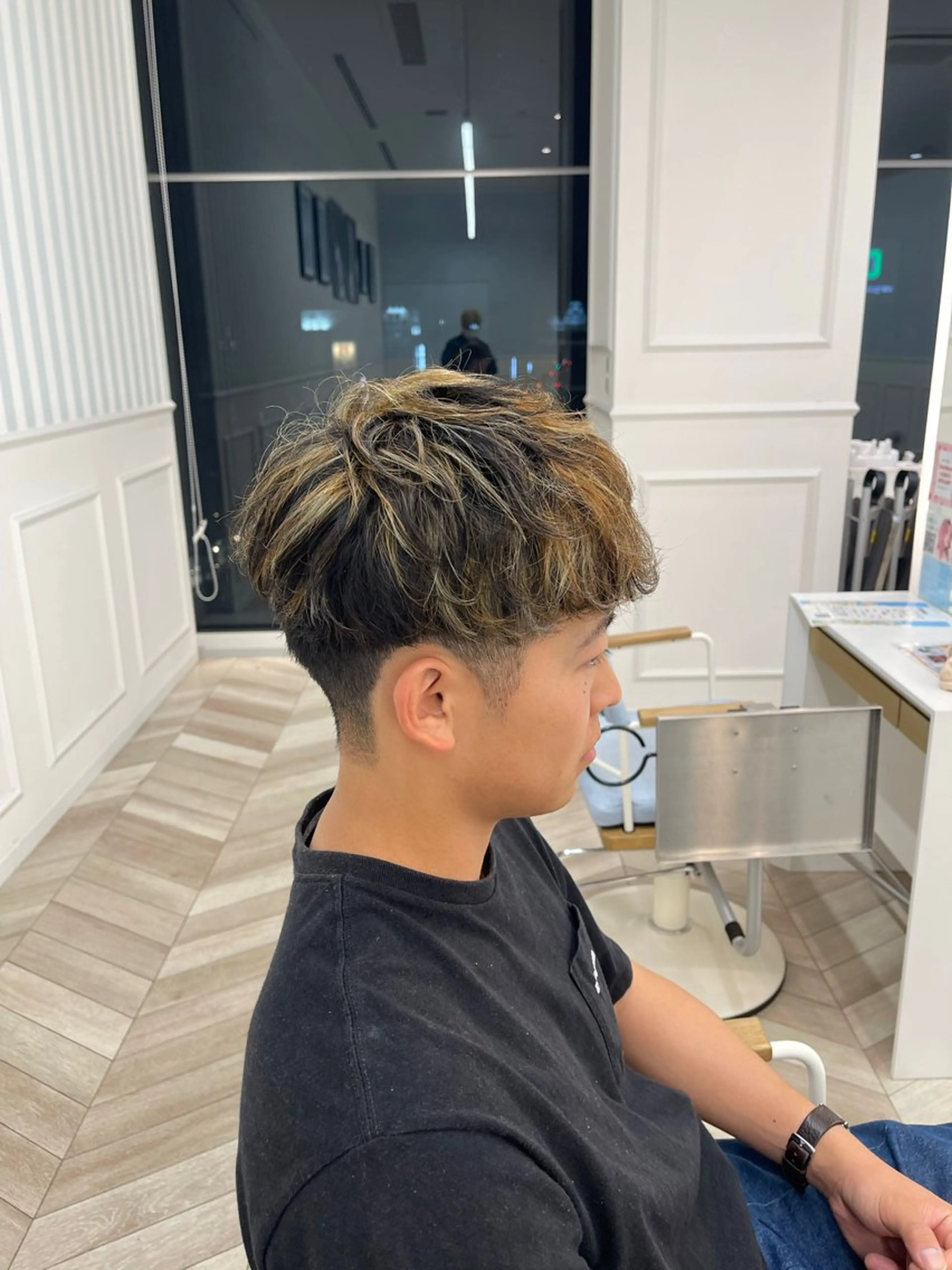 ショート カラー メンズ メンズハイライト マッシュ 刈り上げ ハイライトカラー ハイライト カット ヘアカラー ハイトーン/艶感 カラー/村上廉汰のヘアスタイル