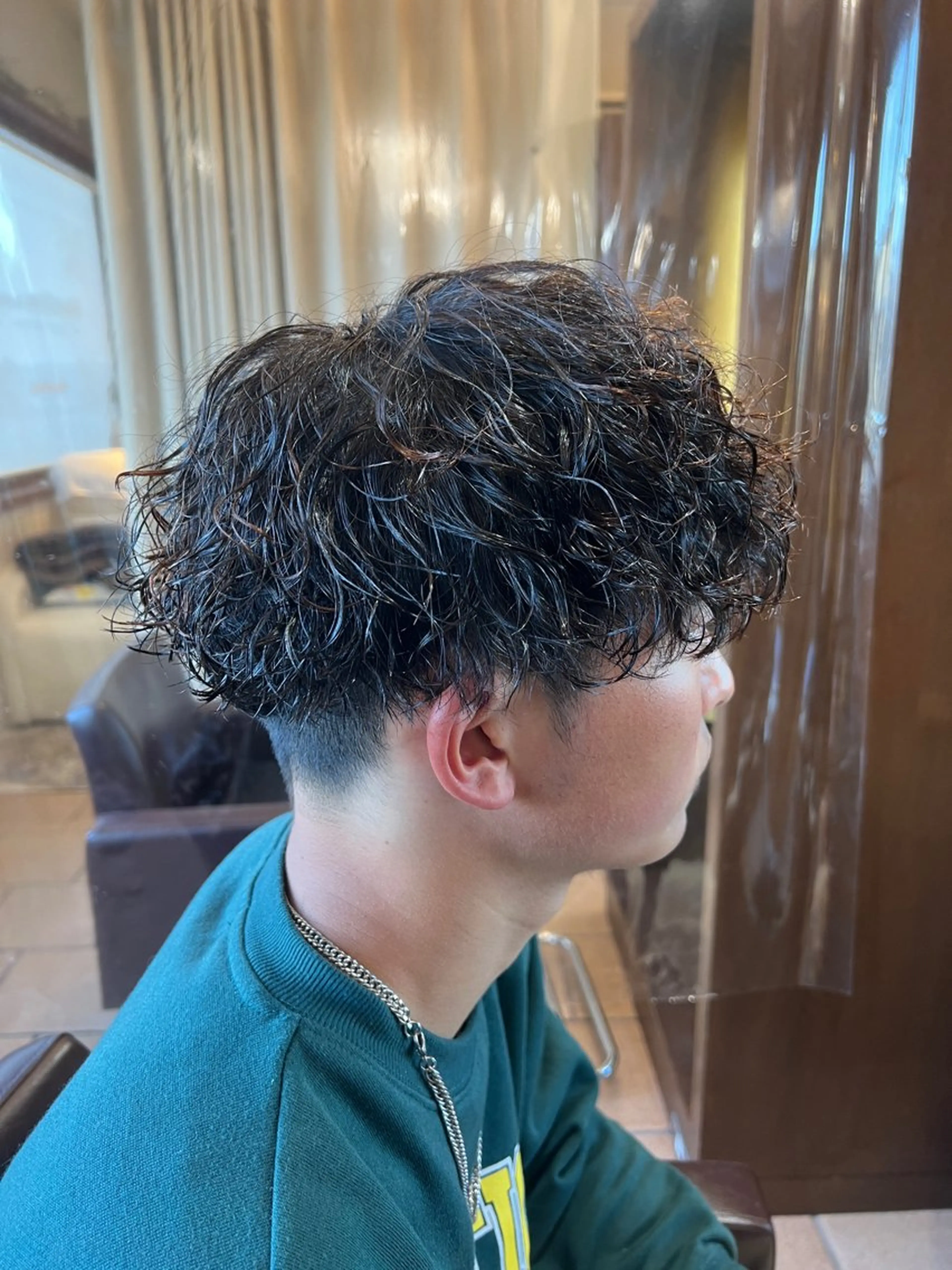 ミディアム パーマ メンズ ミディアムパーマ メンズパーマ 波巻きパーマ カット パーマ メンズカットパーマ ✂️ JOYAのヘアスタイル