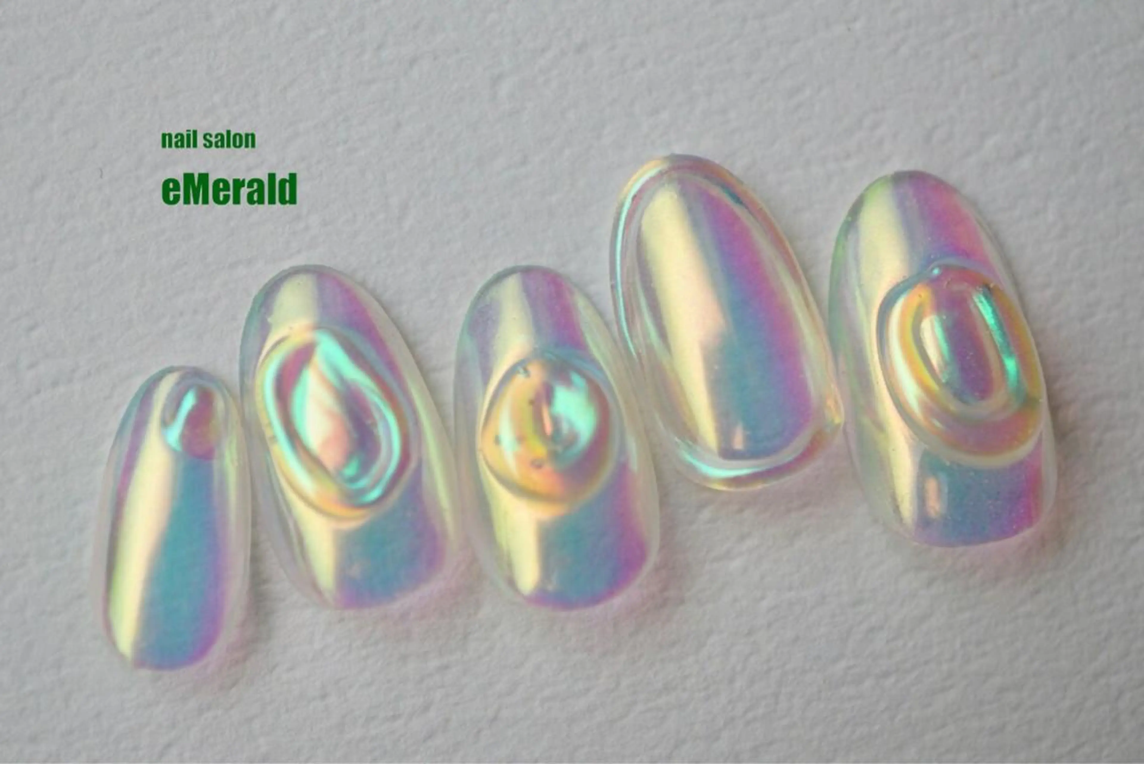 ネイル オーロラネイル ミラーネイル nailsalon eMeraldのネイルデザイン