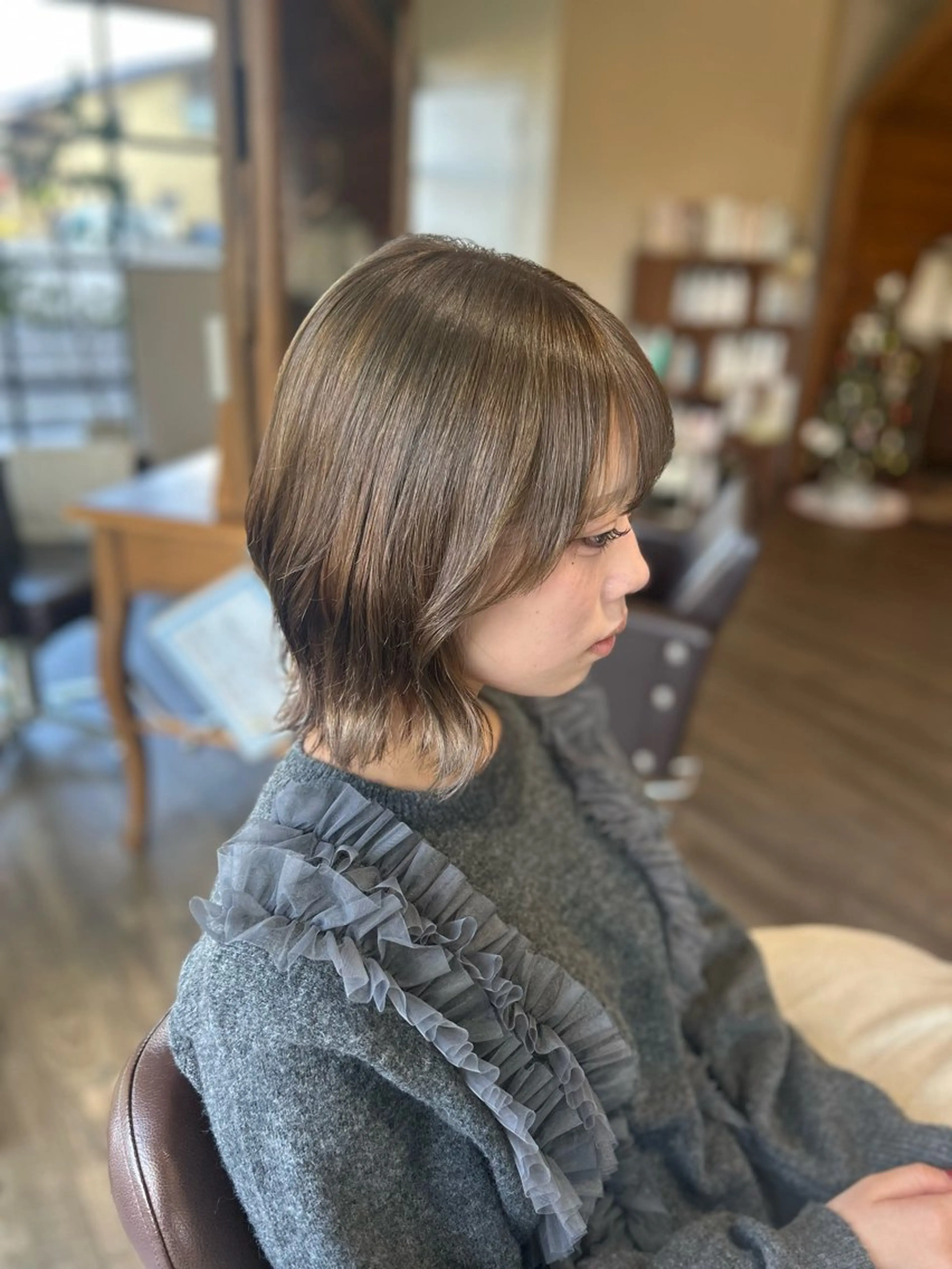 ミディアム カラー アッシュ ベージュカラー ブリーチ ダブルカラー ブリーチなしカラー カット ヘアカラー トリートメント 井上 花音のヘアスタイル