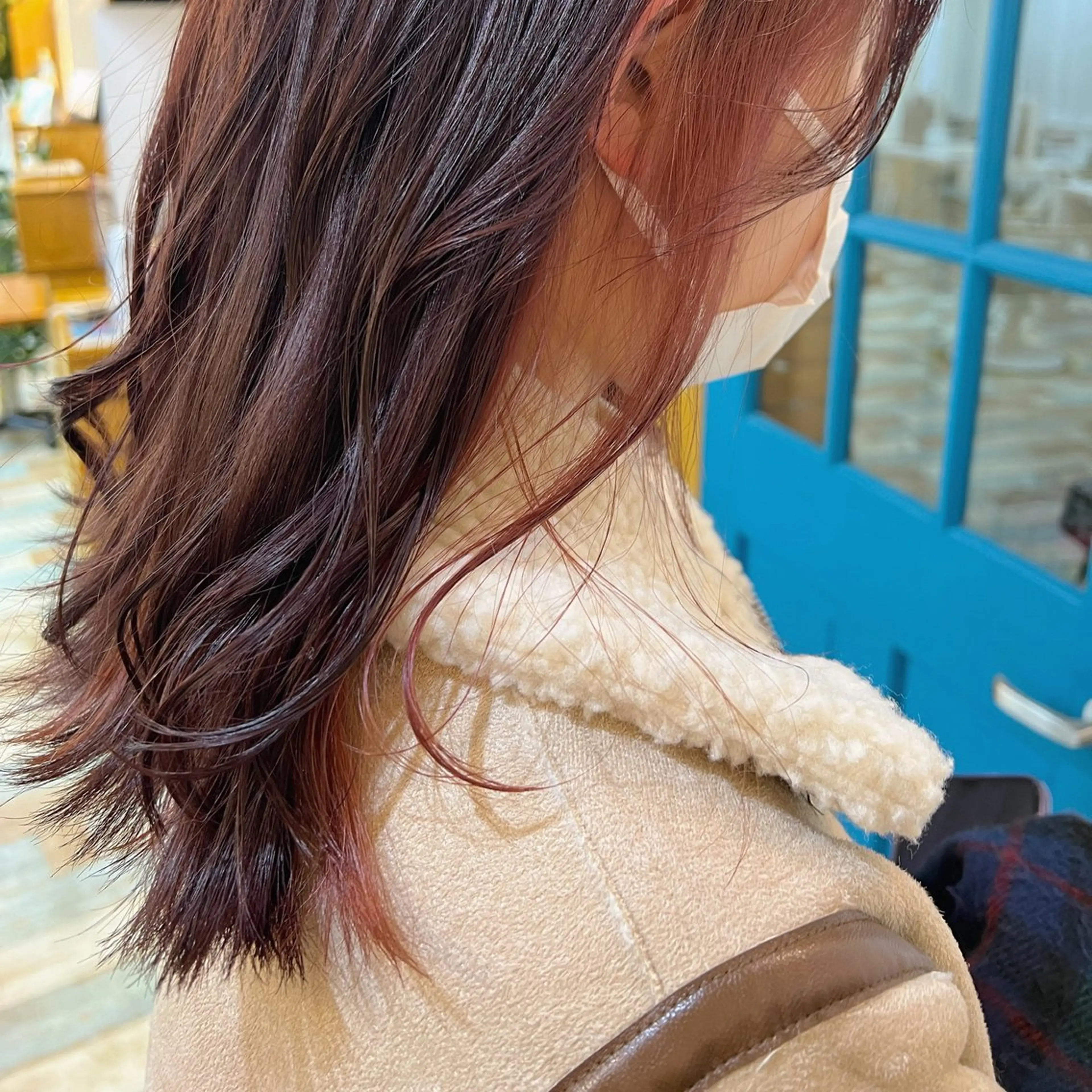 ミディアム カラー ベージュカラー デザインカラー イヤリングカラー ハイライトカラー ミルクティーベージュ ヘアカラー トリートメント KANA/ボブ/ インナーカラー/艶髪のヘアスタイル