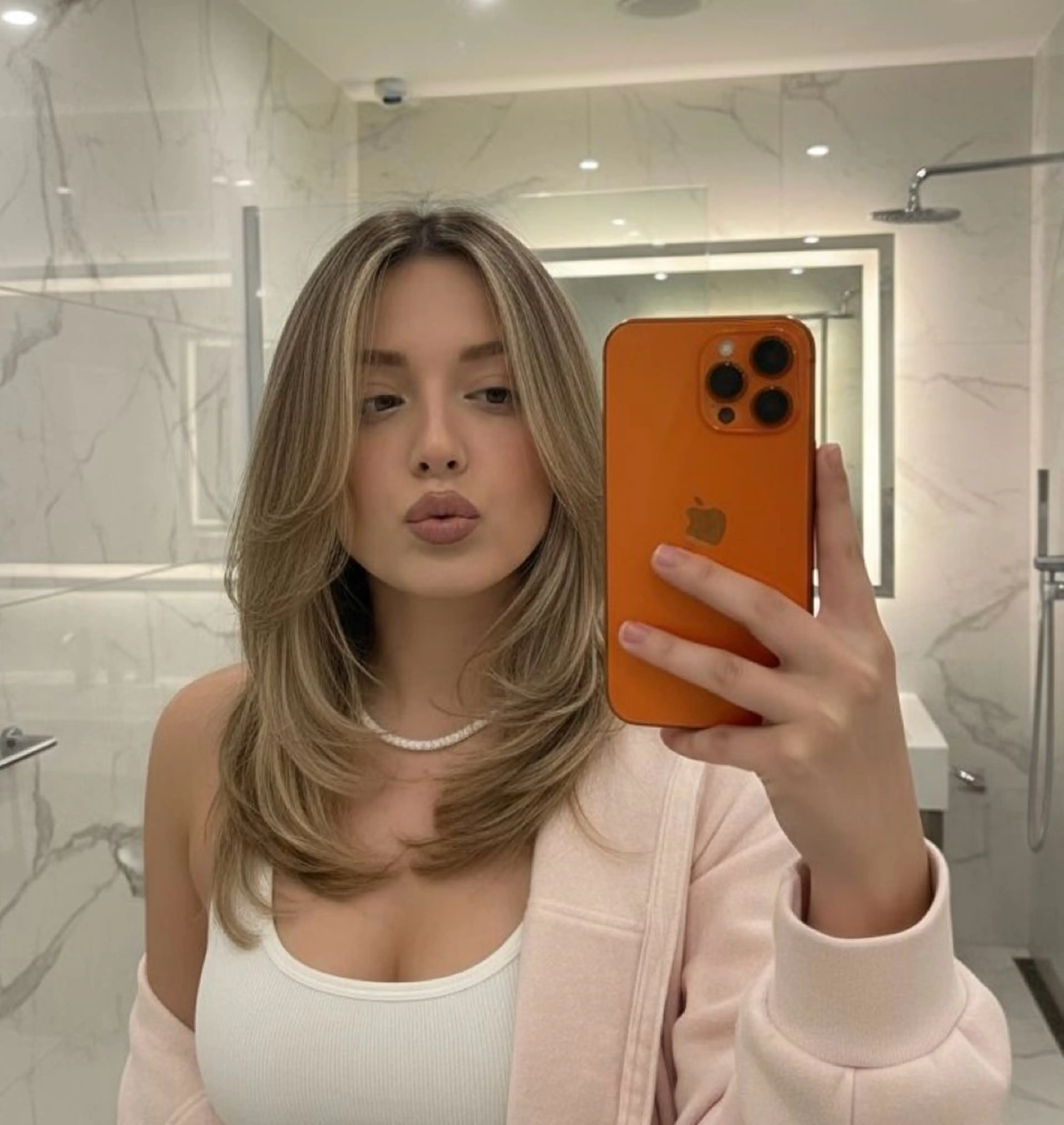 ミディアム YOLO 渋谷 konaのヘアスタイル