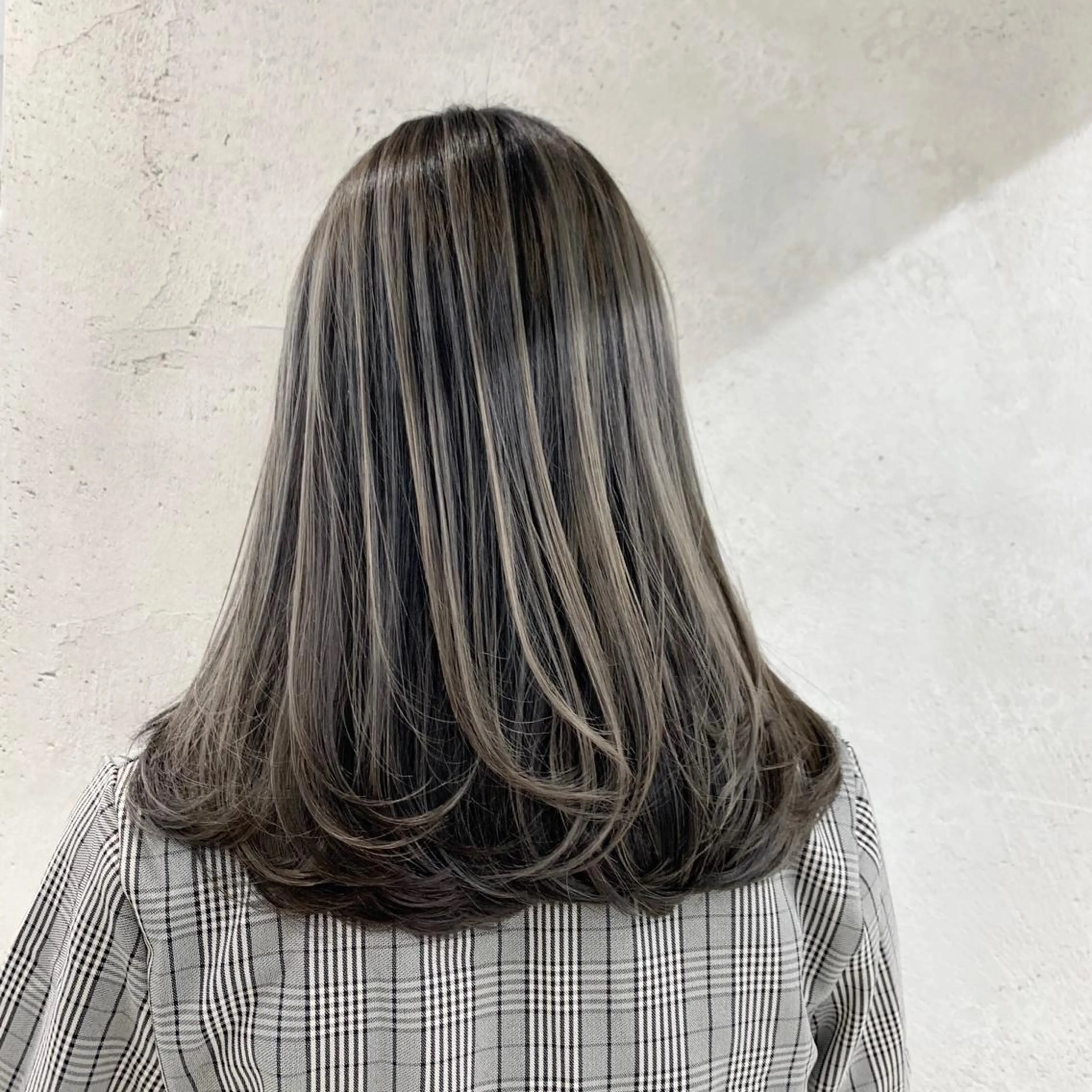 セミロング カラー ヘアカラー 及川シゲル 髪質改善講師のヘアスタイル