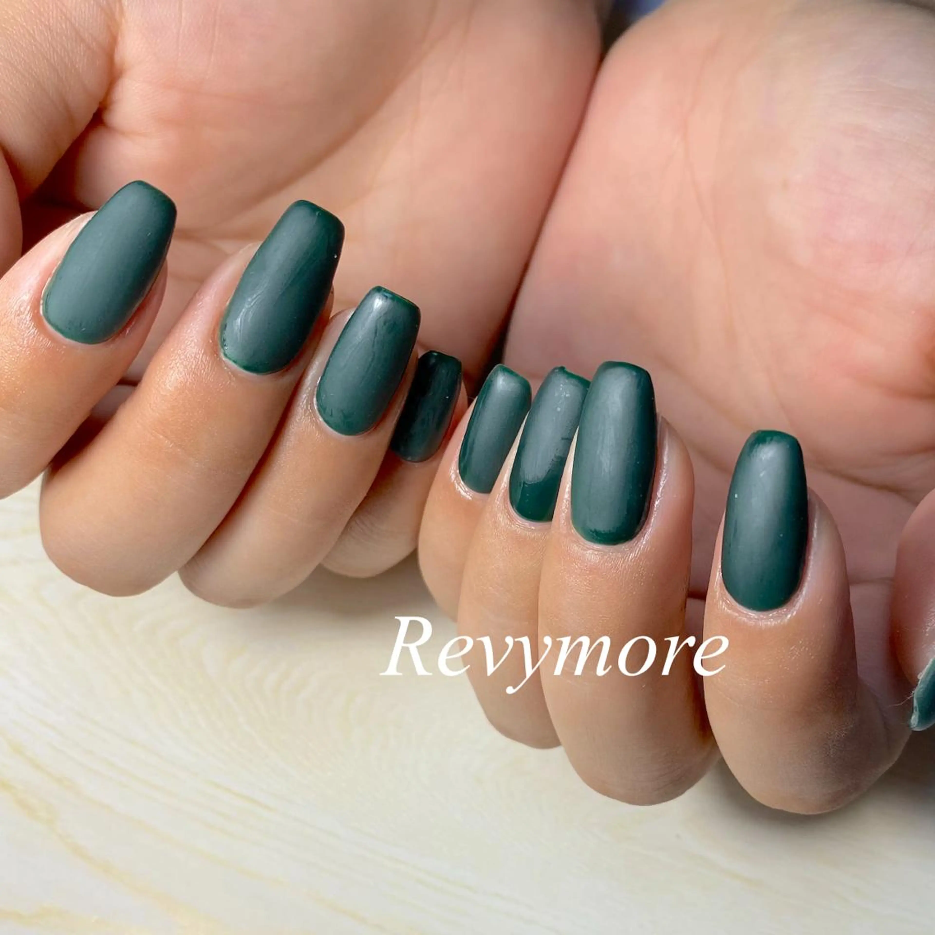 ミディアム ネイル ジェルネイル グリーン マットネイル シンプルネイル スクエアネイル nail salon Revymoreのネイルデザイン