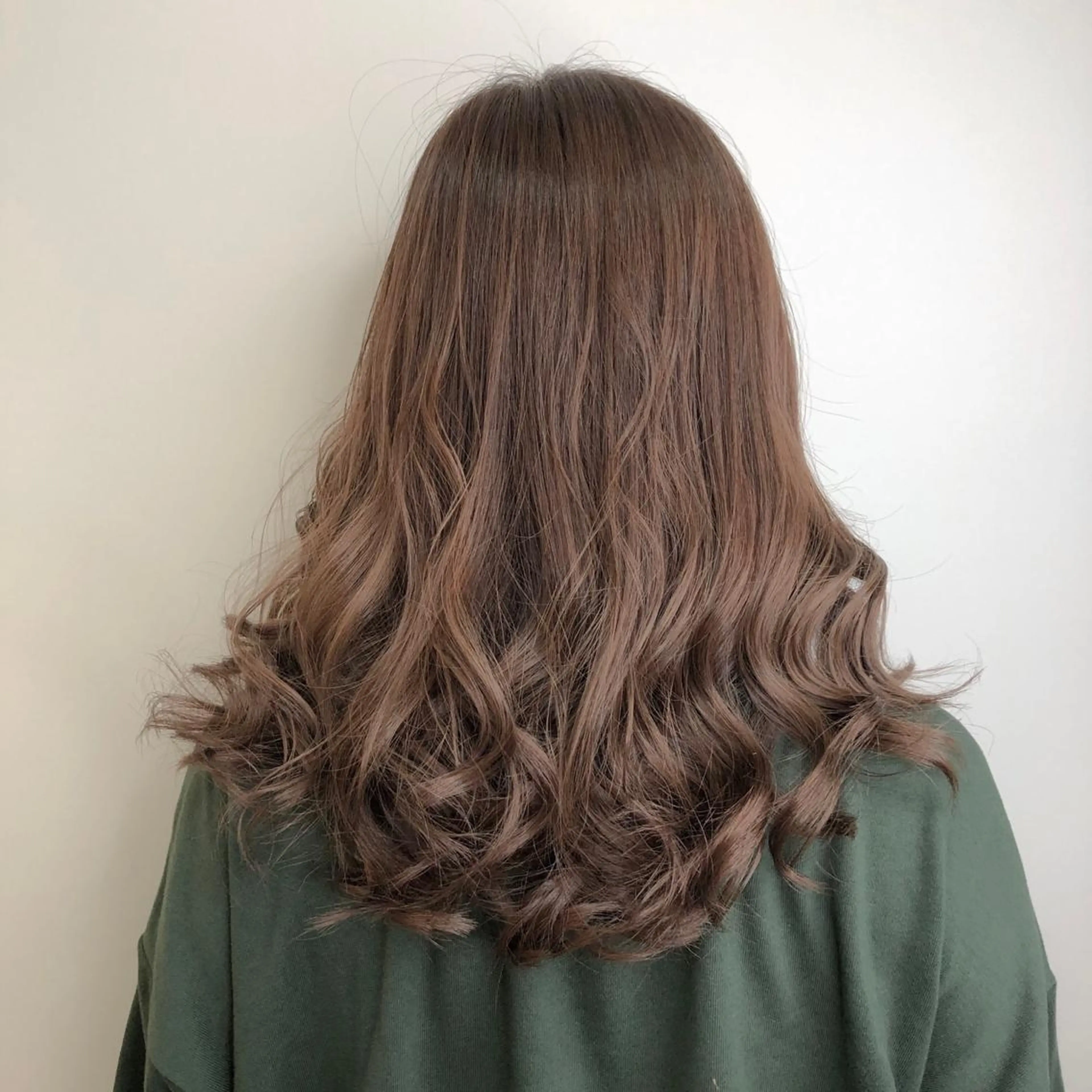 セミロング カラー ベージュカラー ミルキーベージュ 【透明感、艶髪】西村 有司のヘアスタイル