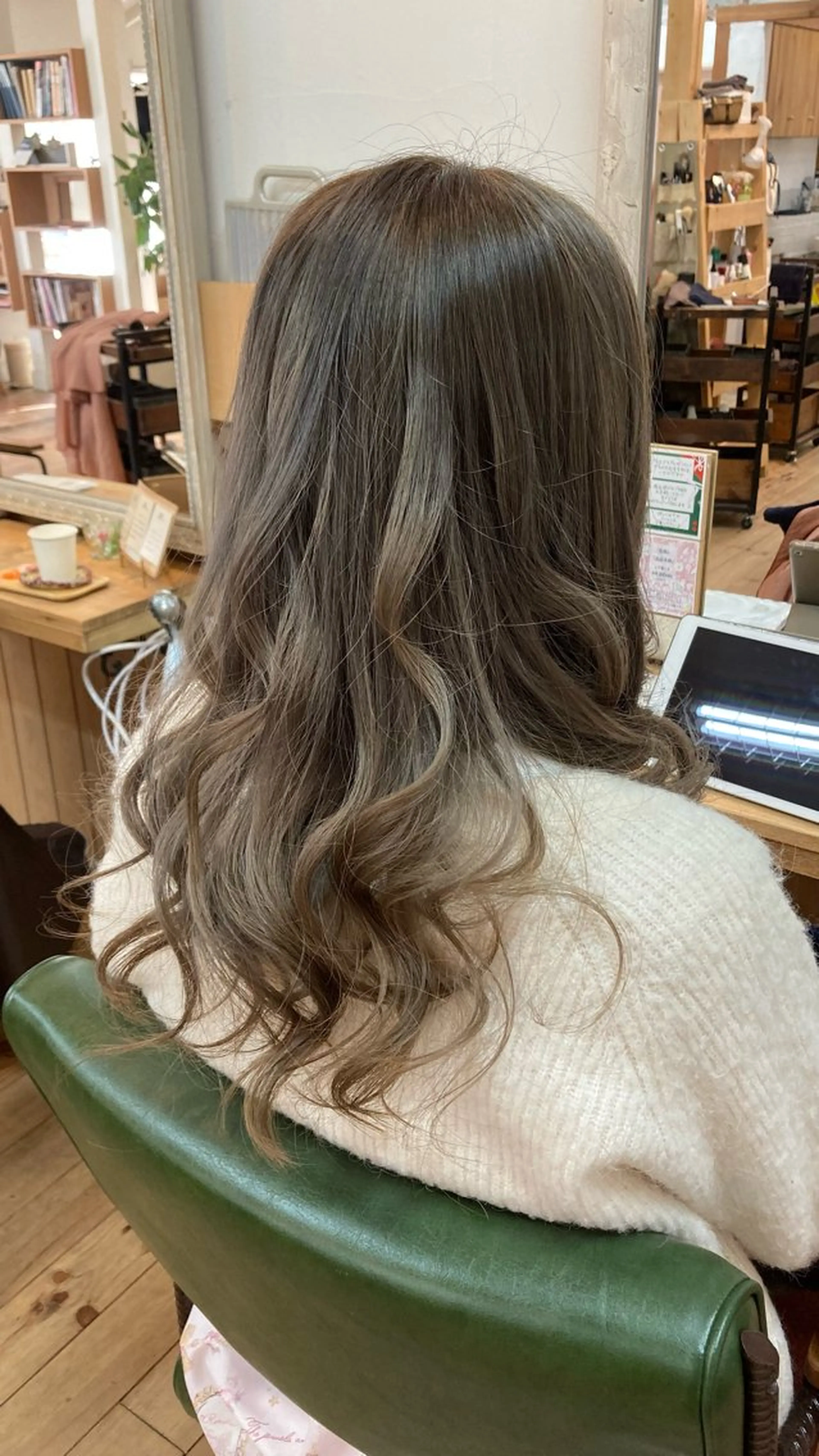 ロング カラー ベージュカラー 透明感カラー グラデーションカラー ミルクティーベージュ カット ヘアカラー 林 エリのヘアスタイル