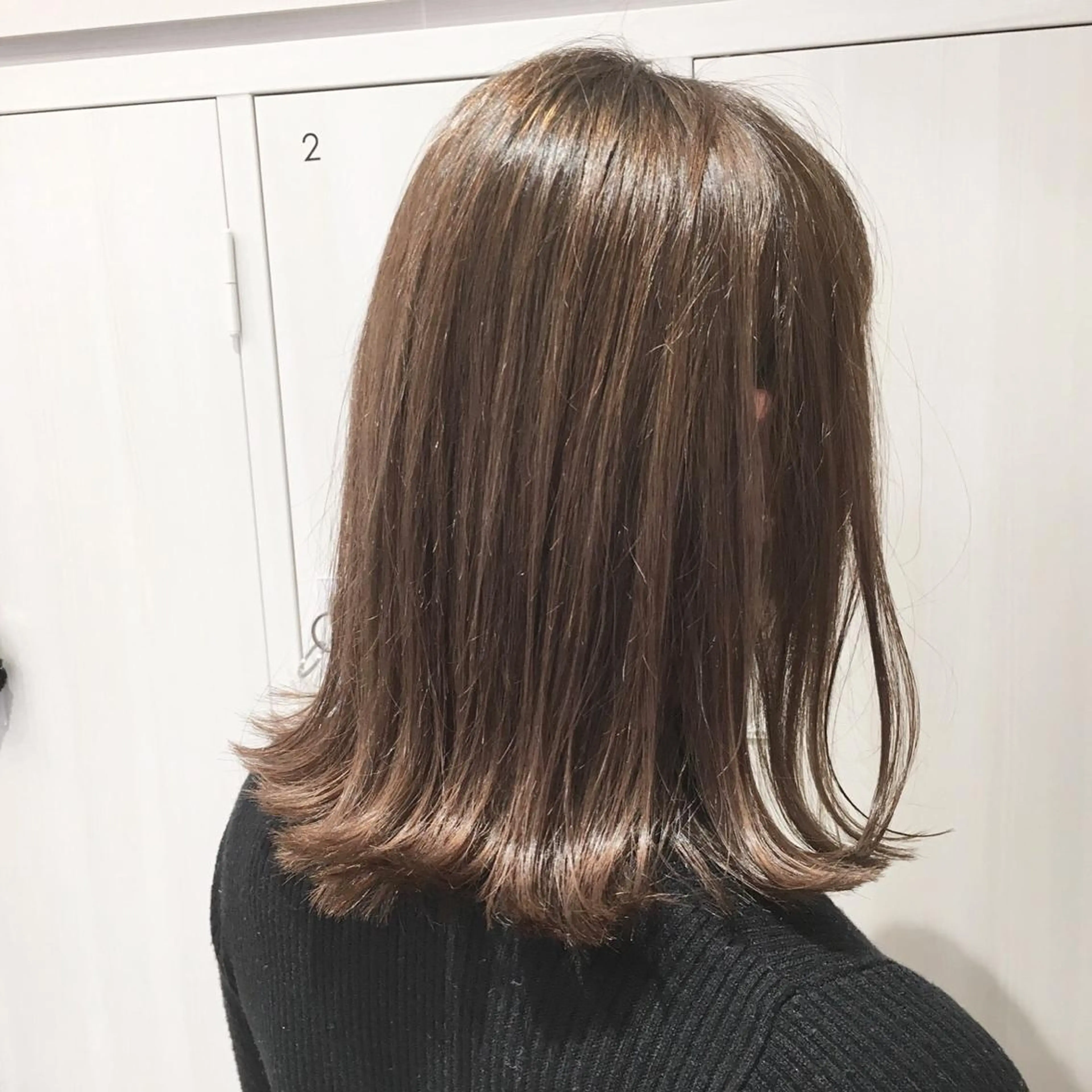 ミディアム カラー ブリーチ グレージュ 外国人風カラー 三鷹で1番ショート ボブをカットする新谷のヘアスタイル