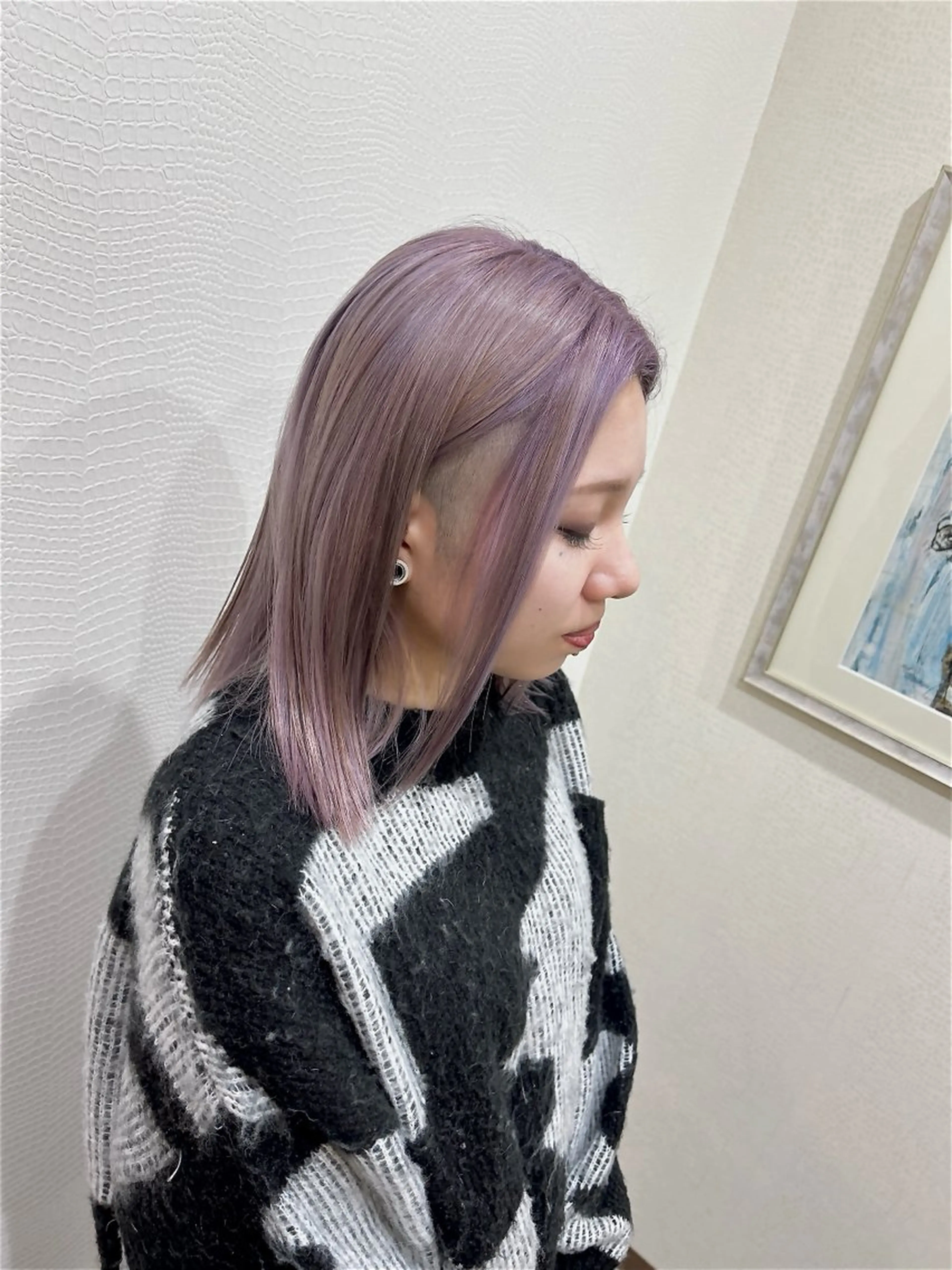 セミロング カラー ブリーチ パープルカラー カット ヘアカラー Morpho Hair Product所属・井上 花音のヘアスタイル