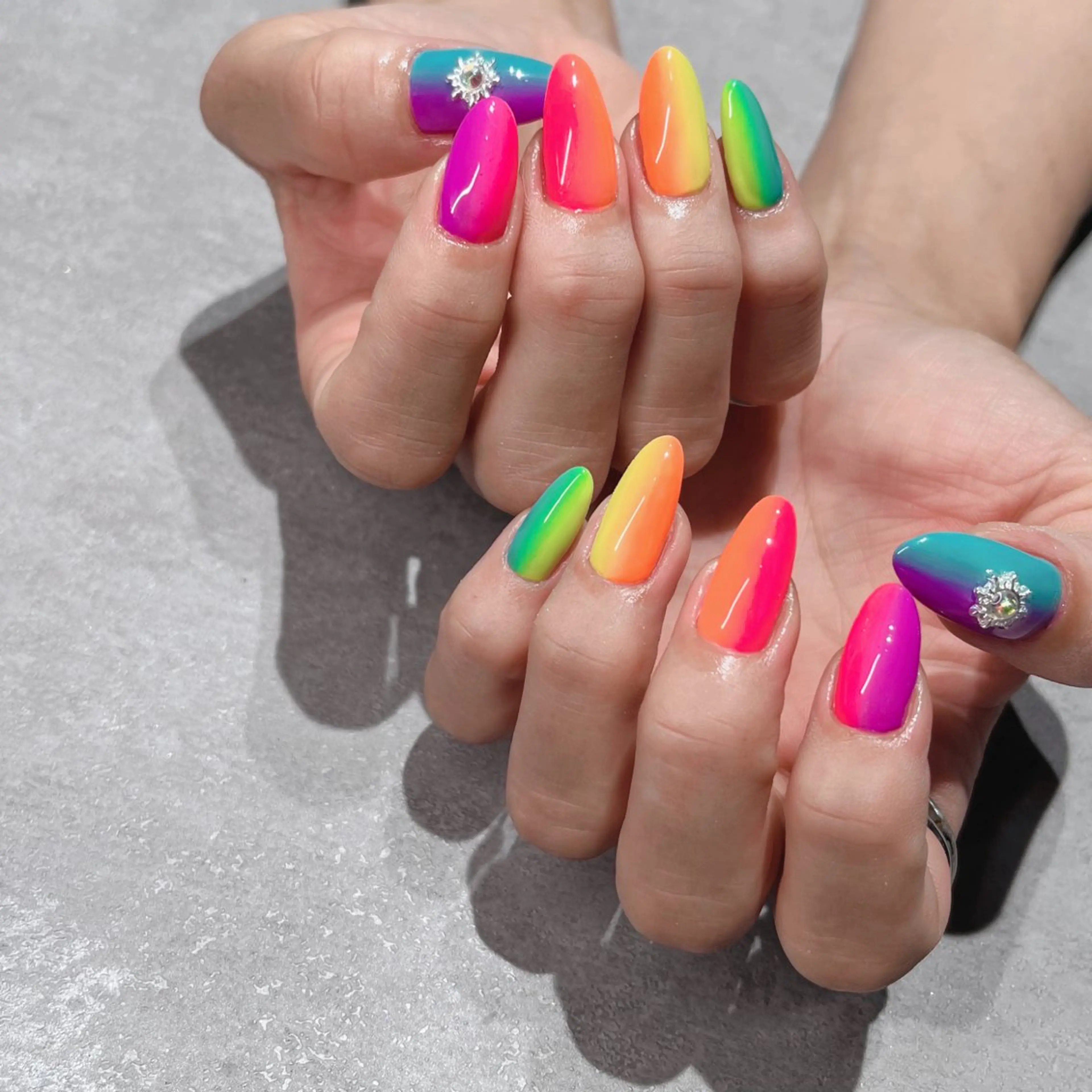 ネイル フットネイル フレンチネイル ジェルネイル ラメ(グリッター) ラメグラデーション ハンドネイル NEO Beauty Salon所属・𝐍𝐄𝐎 𝐉𝐔𝐑𝐈のネイルデザイン