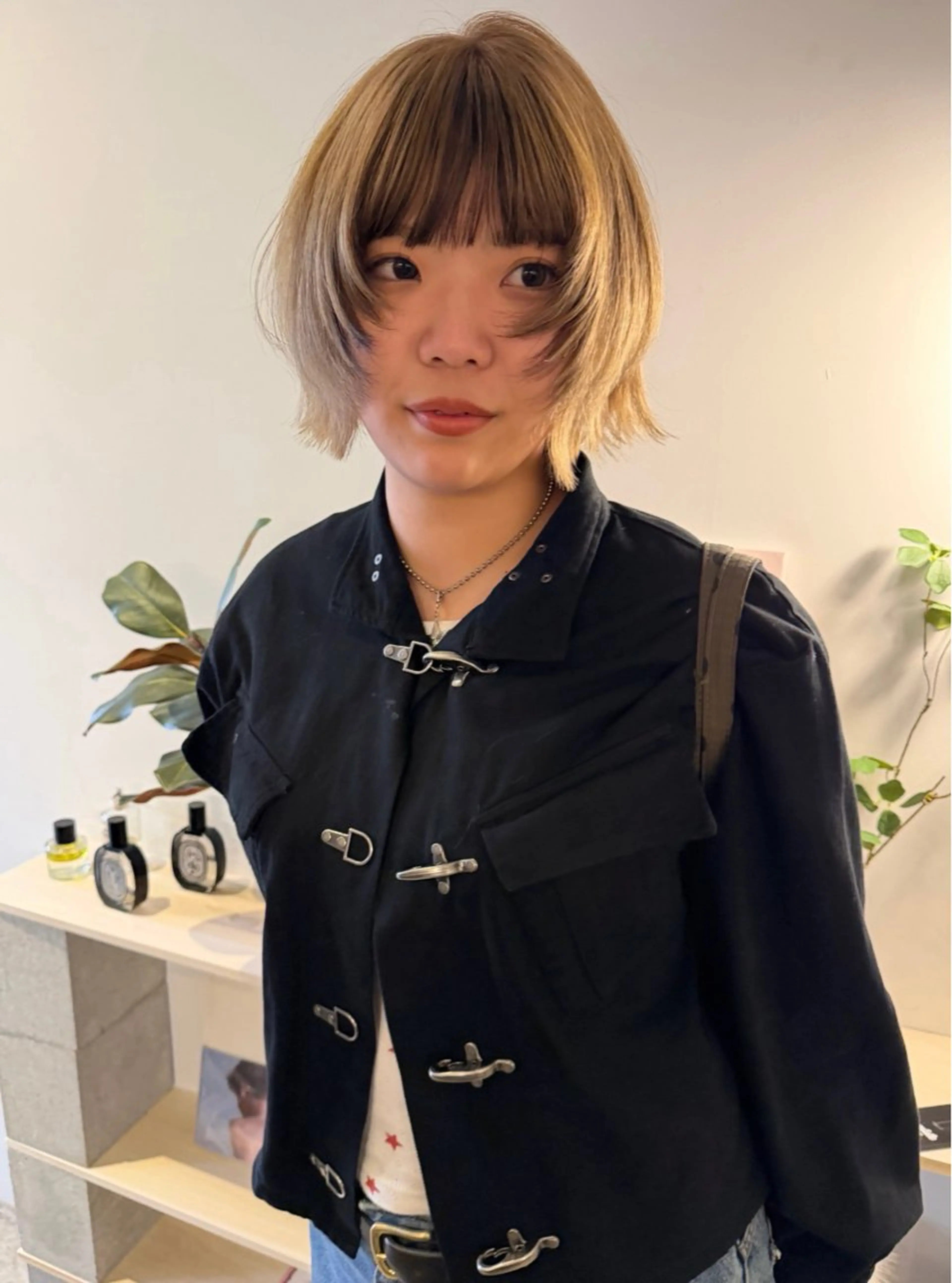 ショート カラー ボブレイヤー ベージュカラー ブリーチ ブロンド ケアブリーチ カット ヘアカラー トリートメント MIU/ルーツカラー 顔まわりレイヤーのヘアスタイル