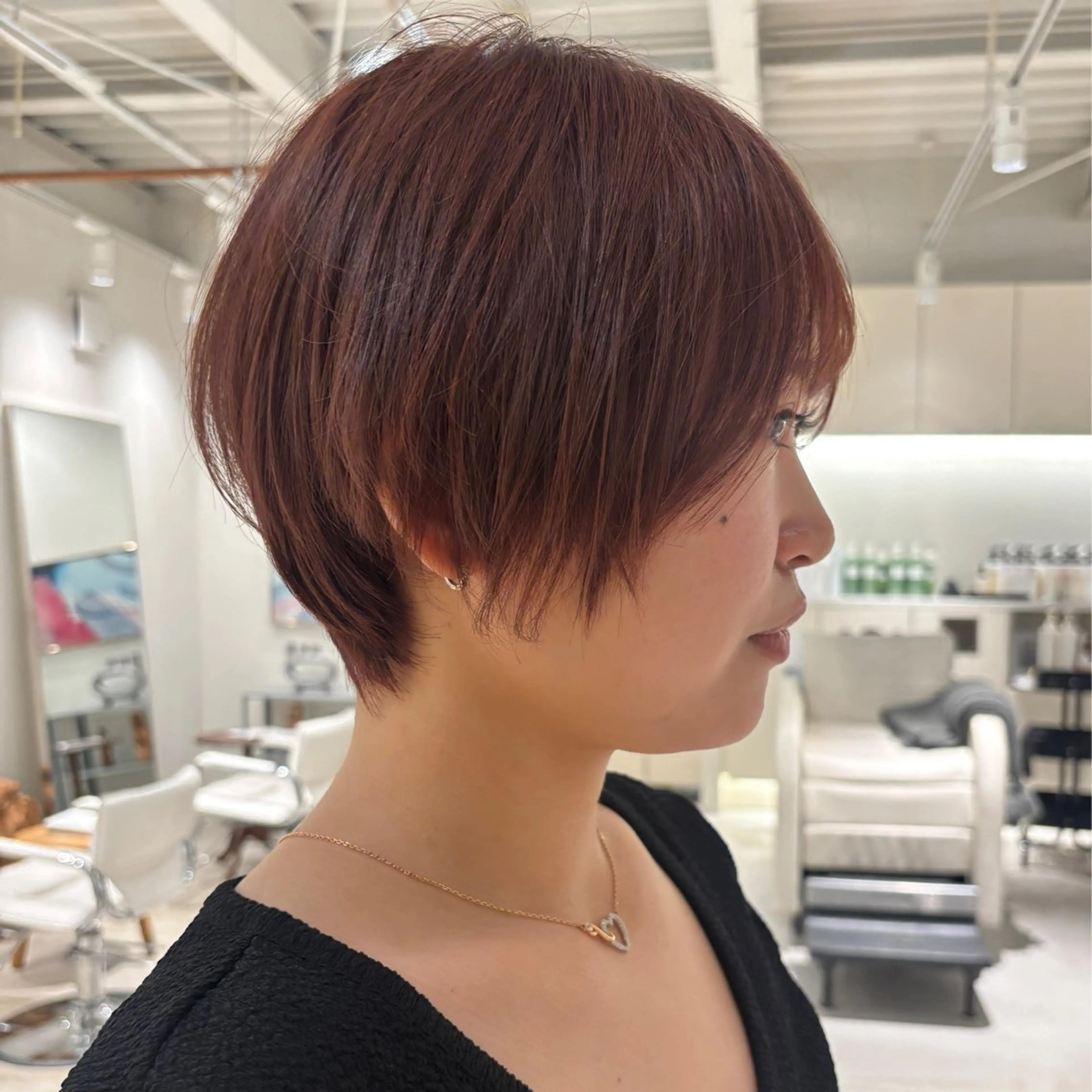 ショート カラー ヘアカラー illatos サヤナのヘアスタイル