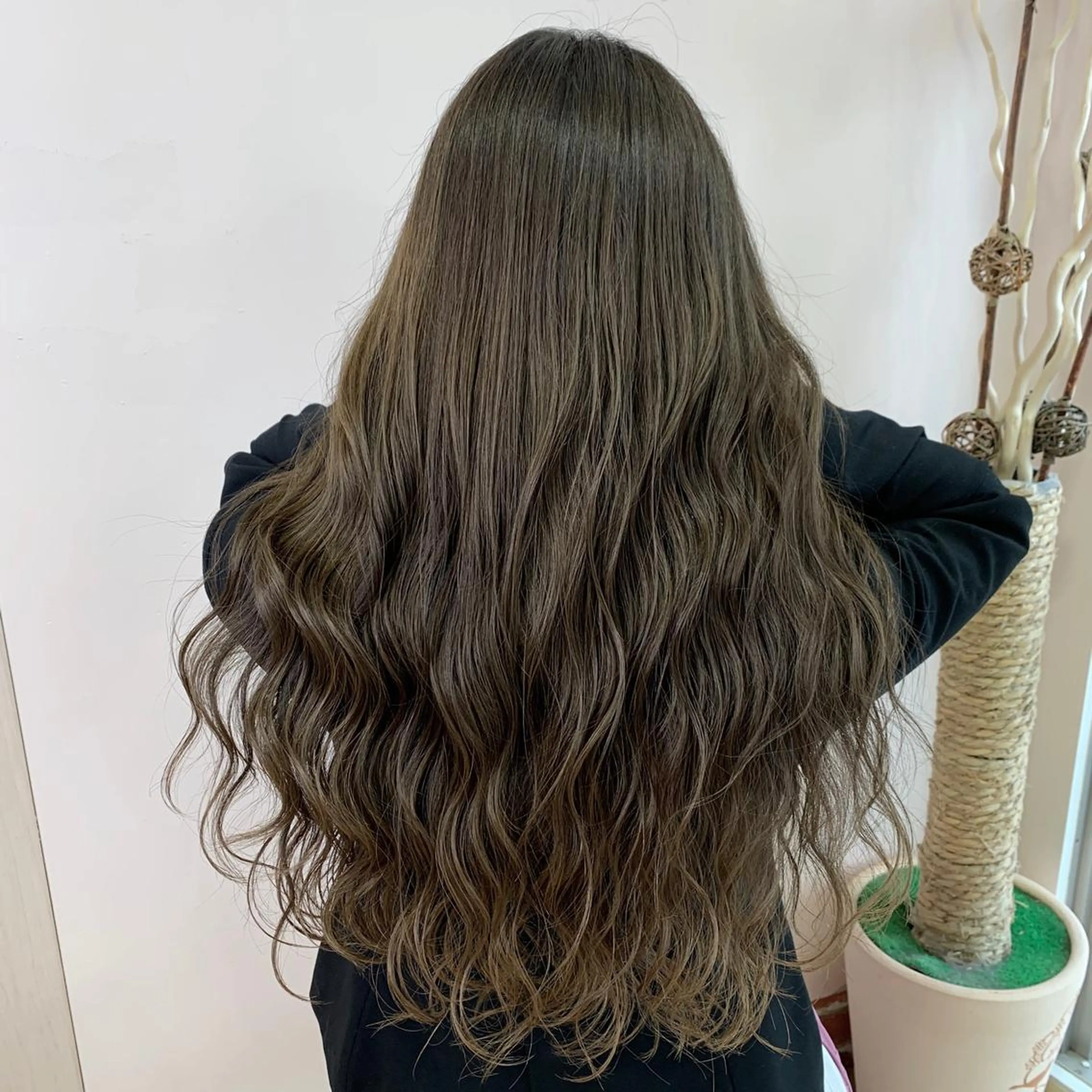 ロング カラー グレージュ オリーブグレージュ オリーブグレー mimiiy梅田 中崎町ハイトーンのヘアスタイル
