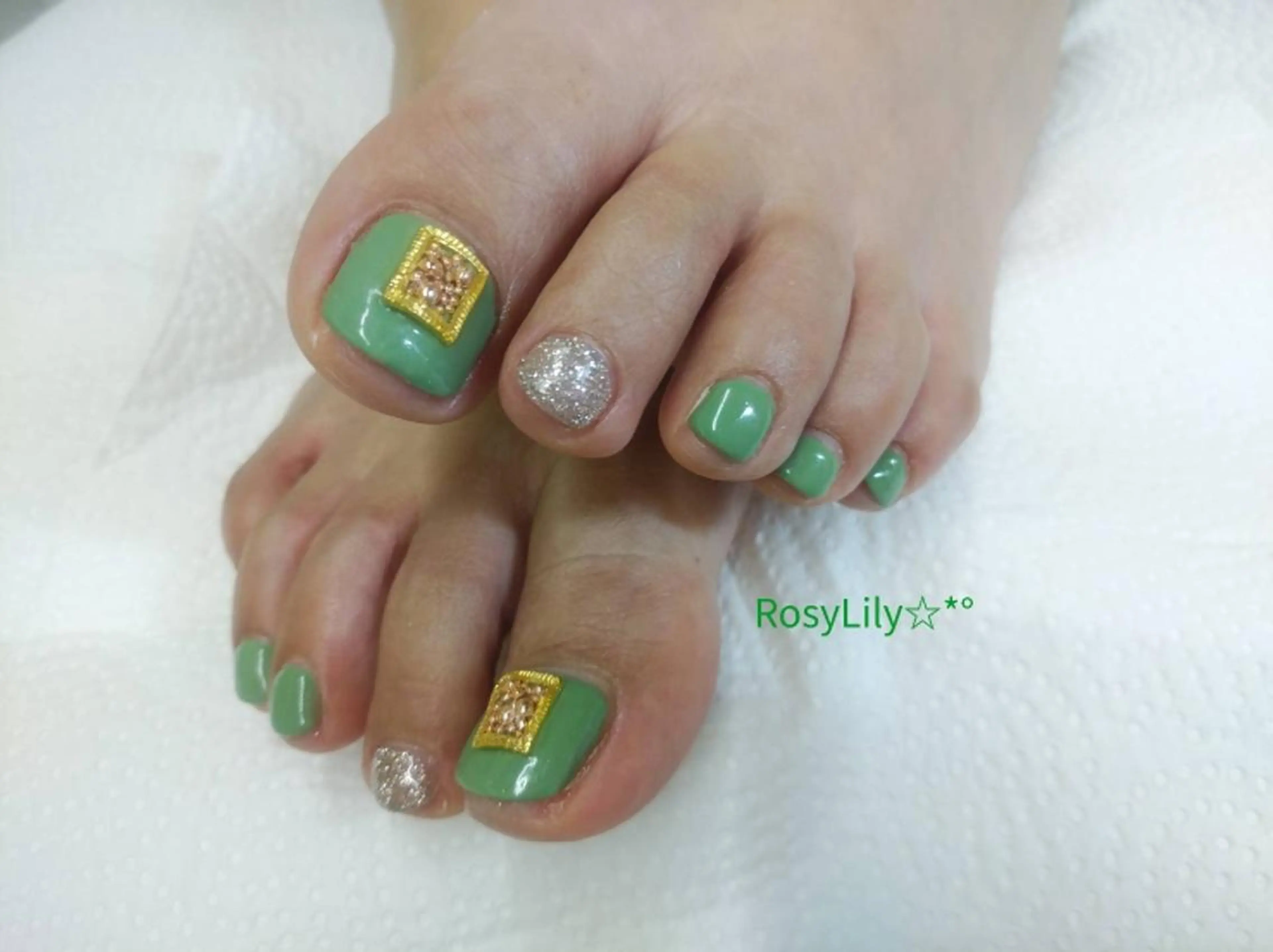 ネイル フットネイル ゴールド ピンク プライベートサロン Rosy Lilyのネイルデザイン