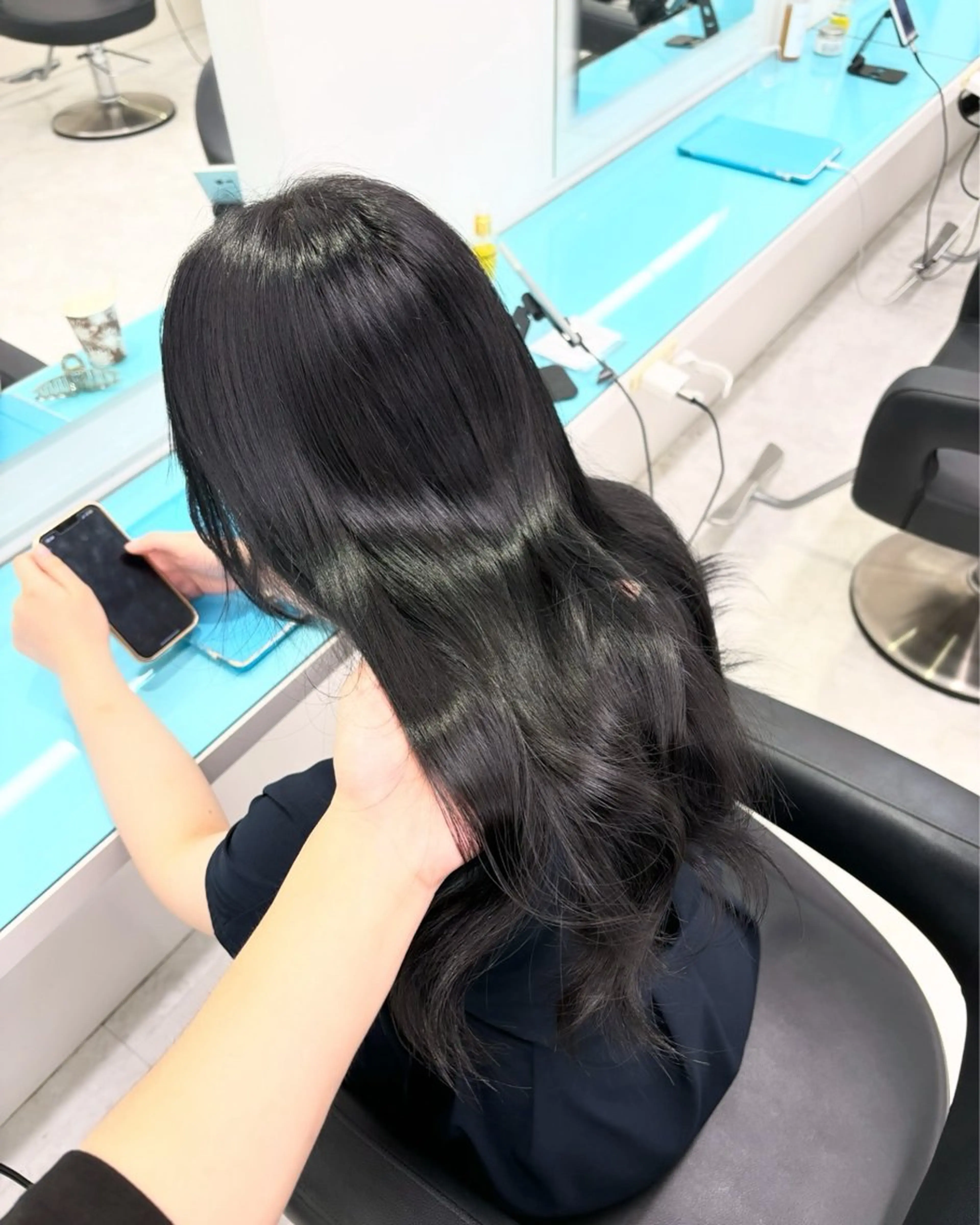 ロング カラー 🩵色落ち可愛い 寒色カラー🩵のヘアスタイル