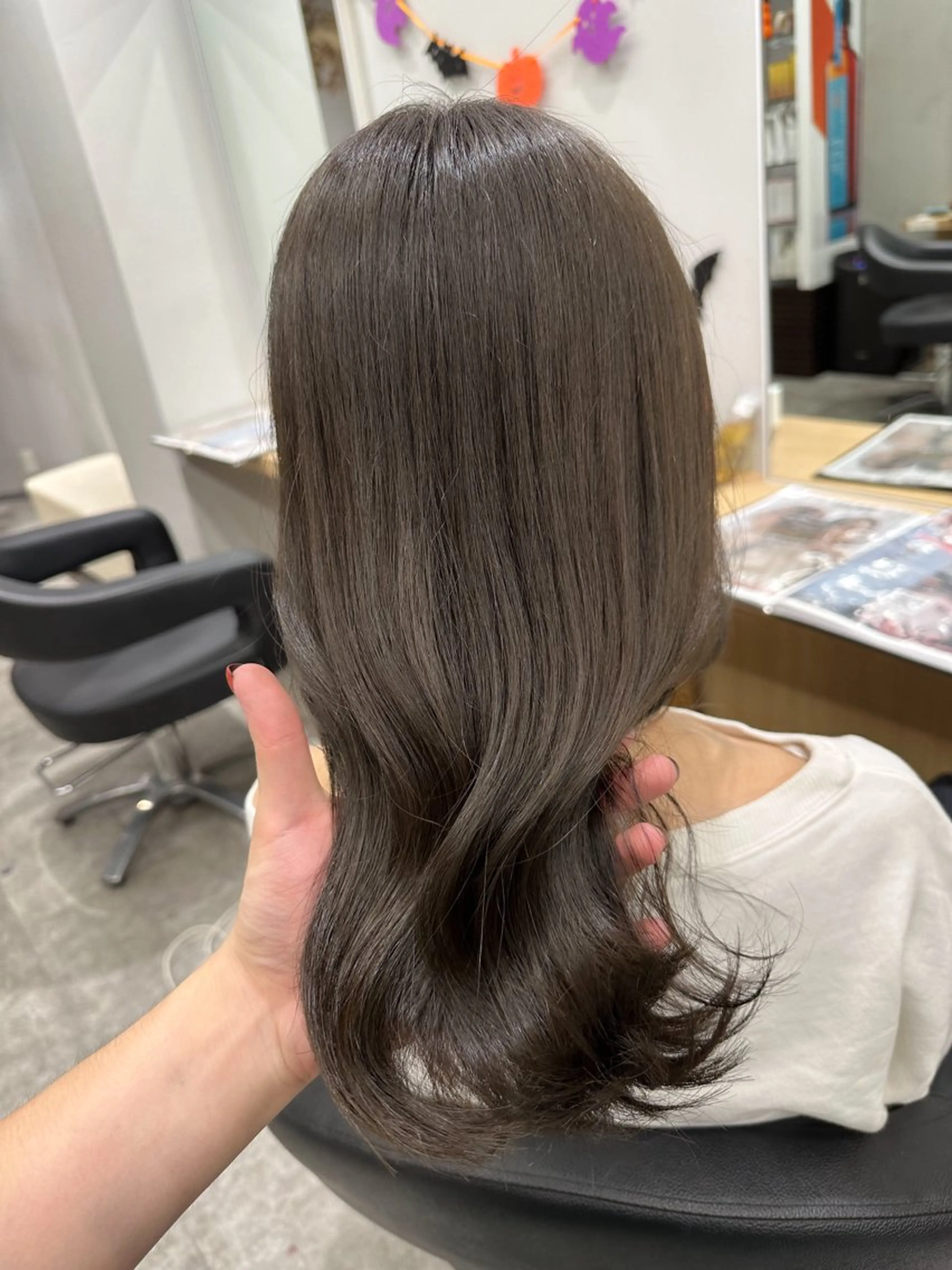 ミディアム カラー ブリーチ 透明感カラー グレージュ ブリーチなしカラー オリーブグレージュ カット ヘアカラー トリートメント 巻ける髪質改善🫧ハ イライト/永田汰伊智のヘアスタイル