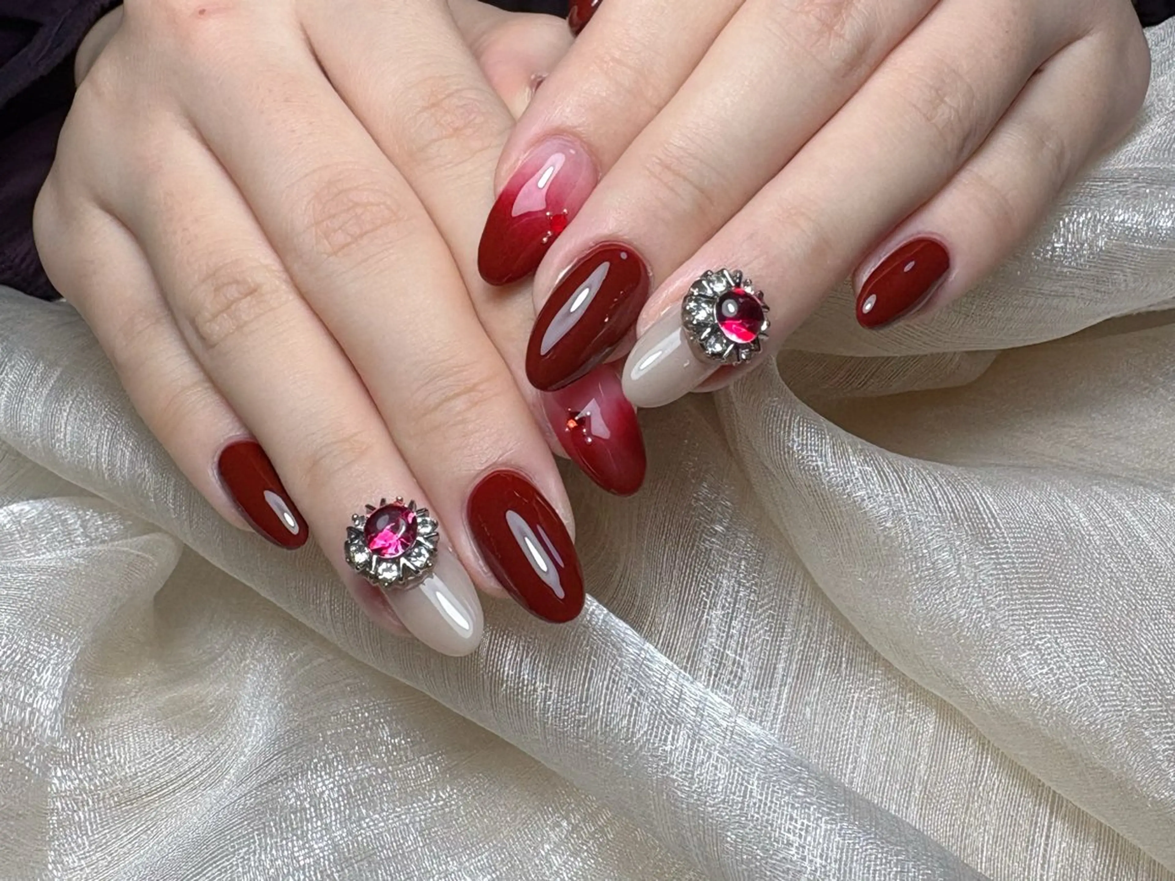 ネイル オーロラネイル チークネイル フレンチネイル ジェルネイル ガラスフレンチ ハンドネイル Nail Jolieのネイルデザイン