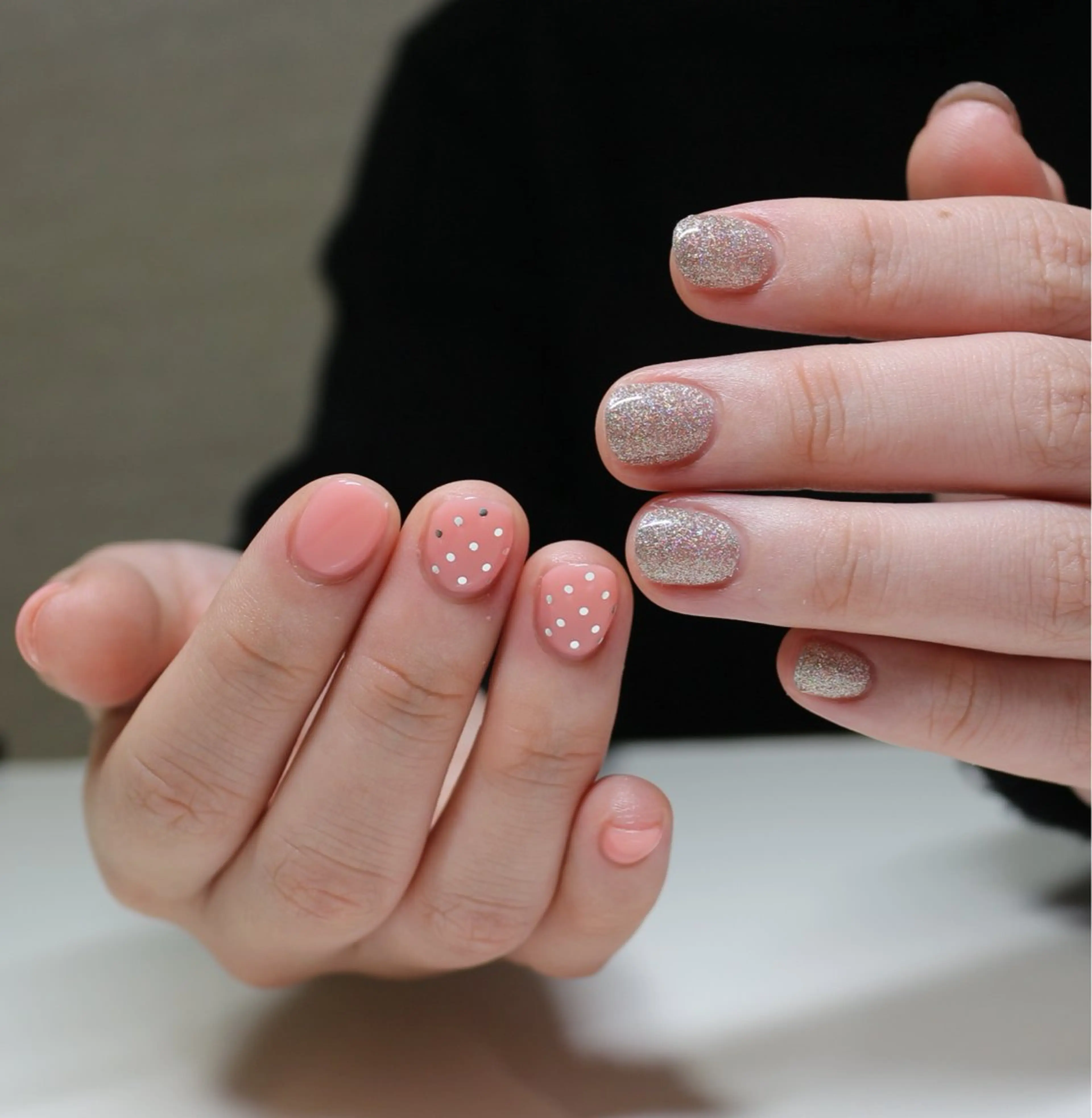 ネイル ドット ホログラムネイル キラキラネイル ワンカラーネイル ピンク ハンドネイル Baku Nailsのネイルデザイン