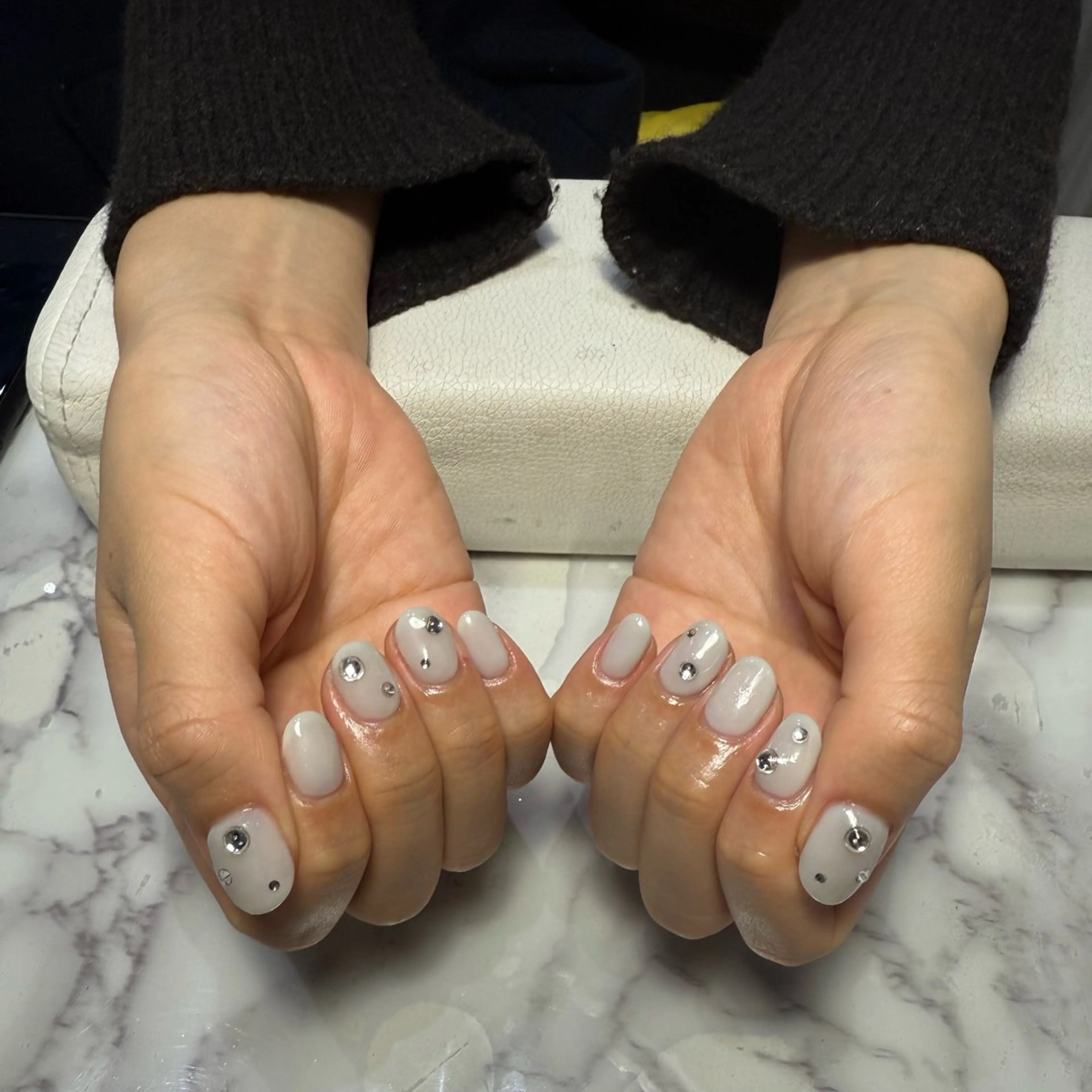 ネイル ストーンネイル ホワイト ハンドネイル tumake🩷 Aliceのネイルデザイン