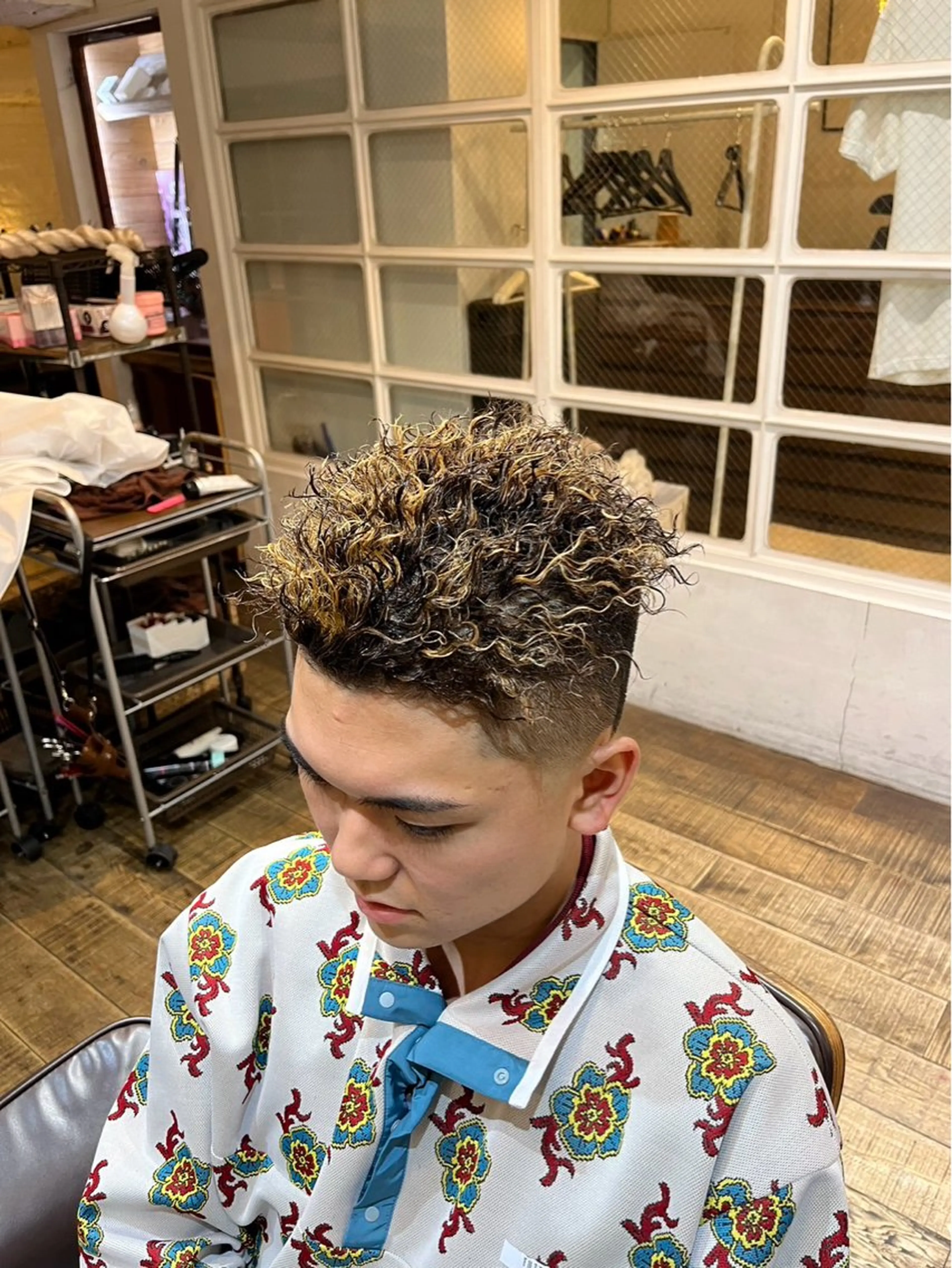 ショート メンズ センターパート ダウンパーマ フェードカット メンズハイライト メンズパーマ カット ヘアカラー トリートメント 💈メンズ特化💈 TASUKUのヘアスタイル