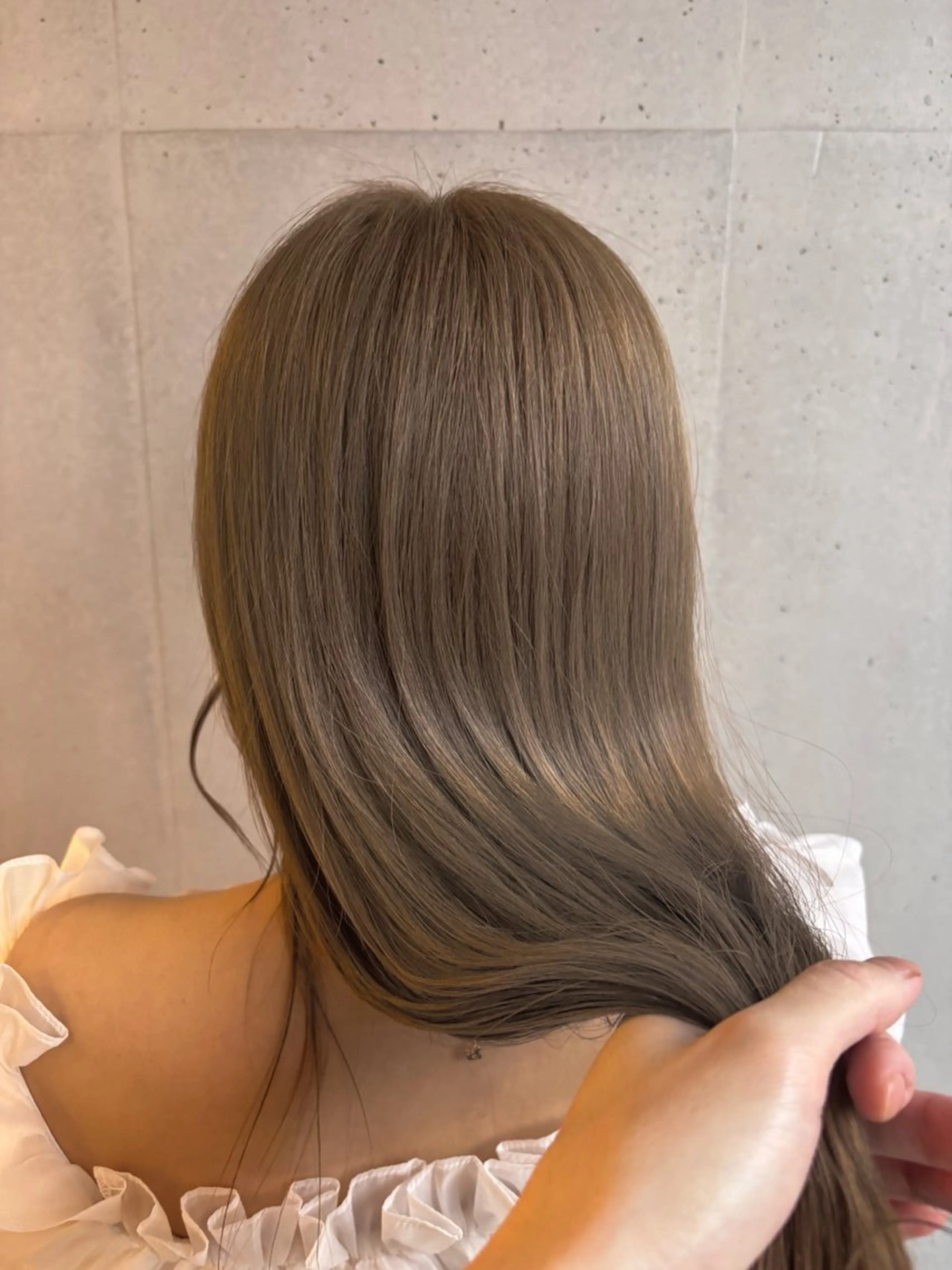 ミディアム カラー ヘアカラー トリートメント 🩶ハイトーン /レイヤーはちすのヘアスタイル