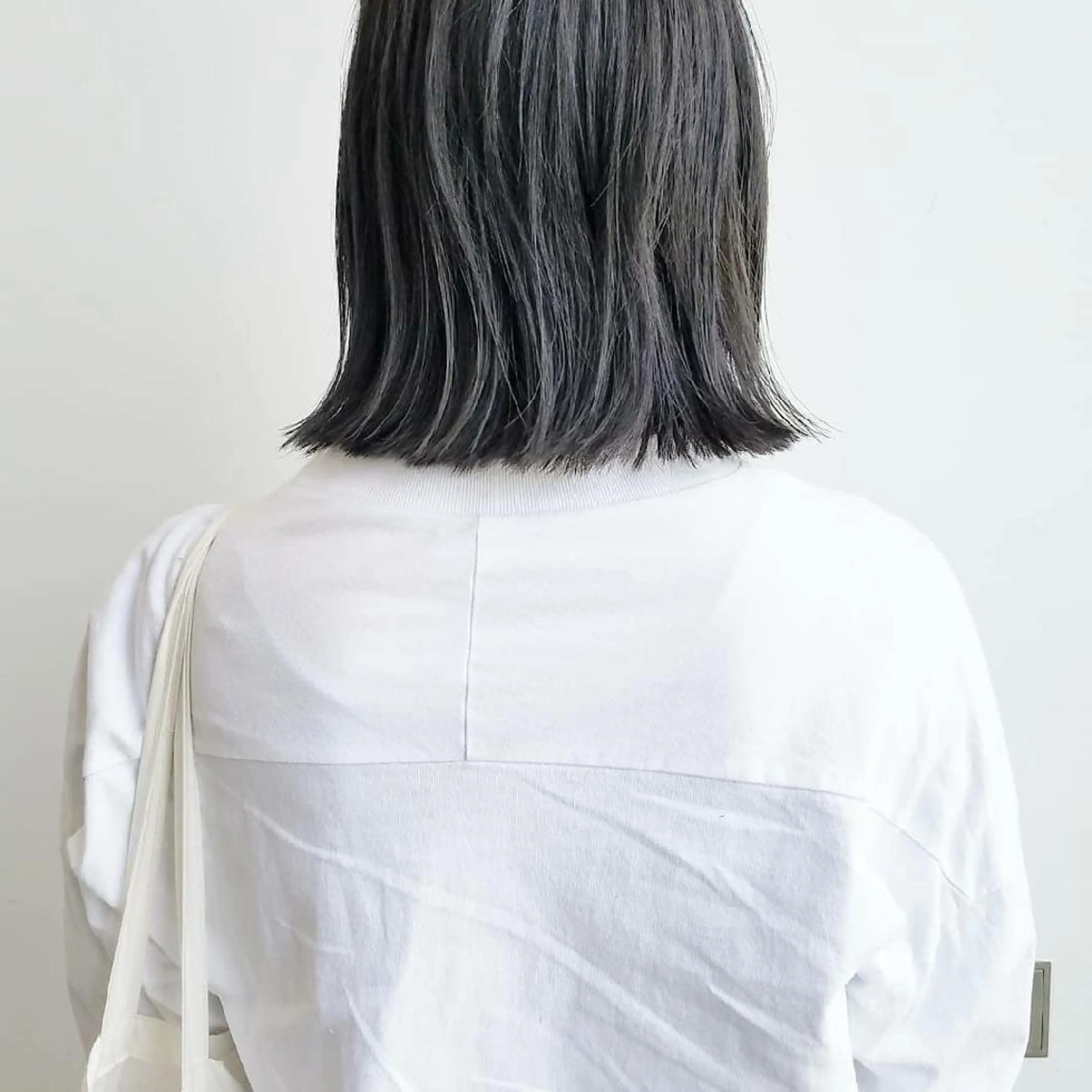 ミディアム カラー パーマ ヘアアレンジ 黒髪 ブルーカラー ブルーブラック iplus まつげ、眉毛、耳つぼのマツエク・マツパデザイン