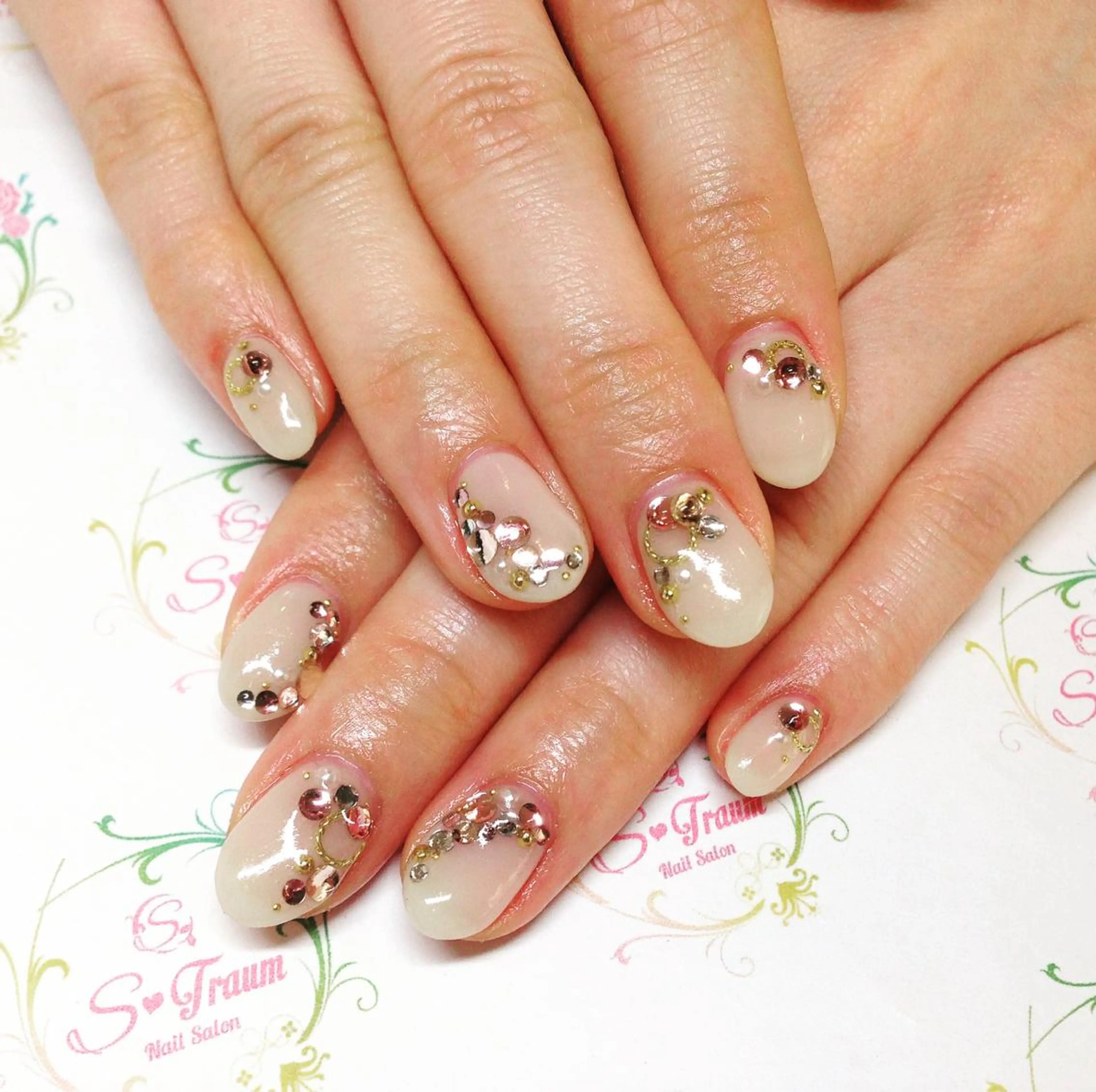 ネイル ストーンネイル Nail Salon S-Traumのネイルデザイン