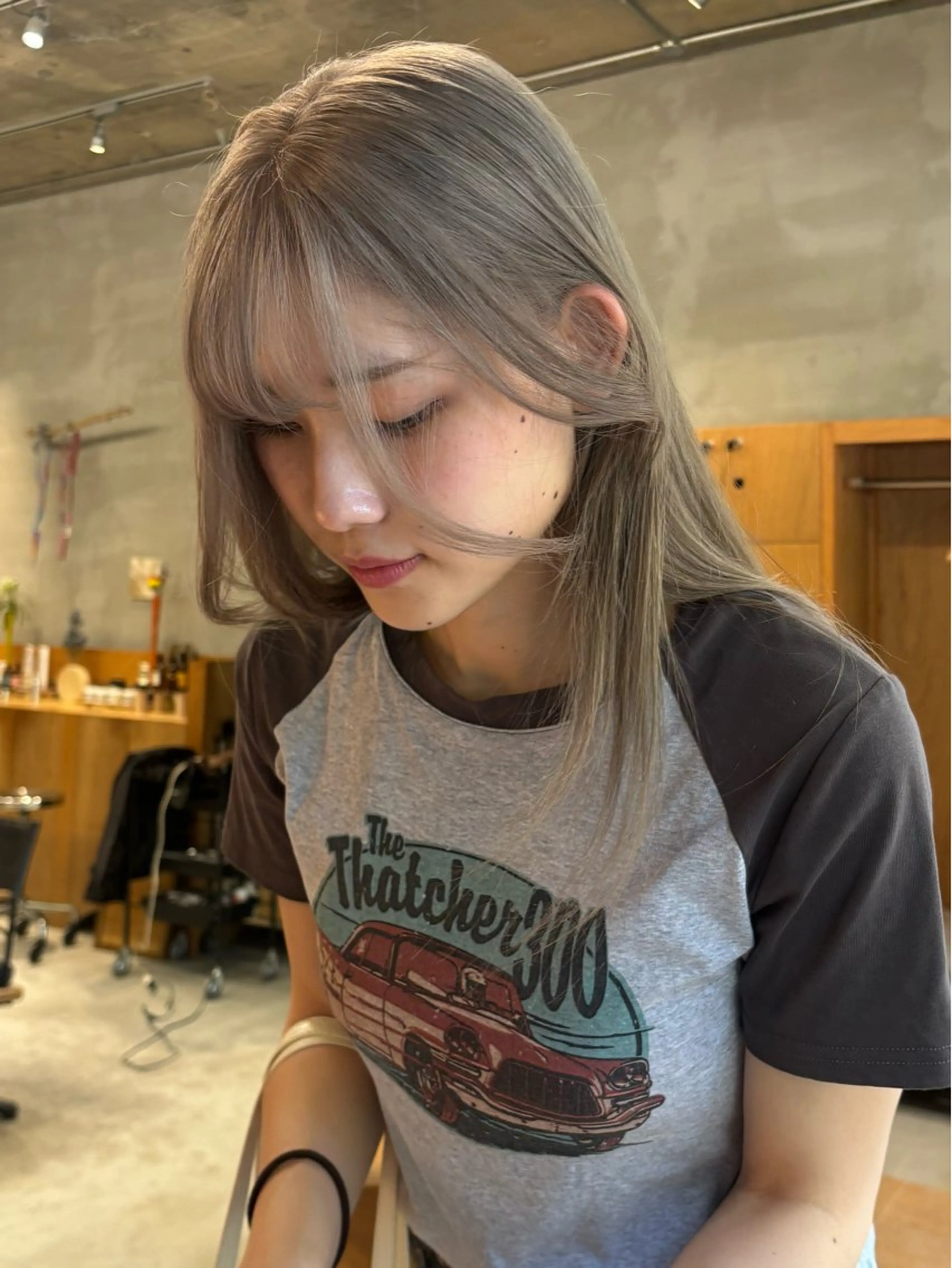 ロング カラー ブリーチ グレージュ wewe: momoeのヘアスタイル