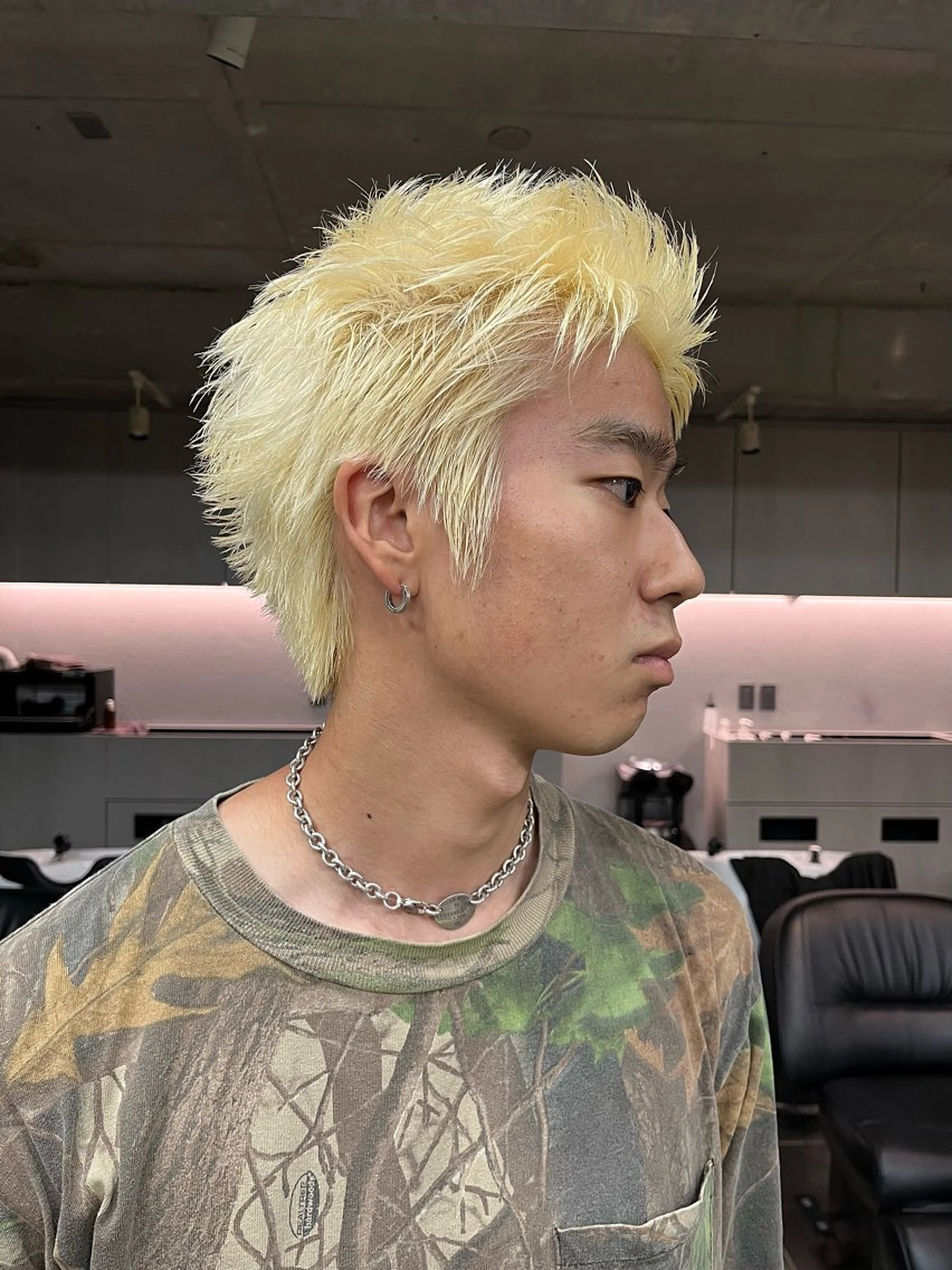 ショート カラー メンズ 曲がる縮毛矯正 センターパートのヘアスタイル