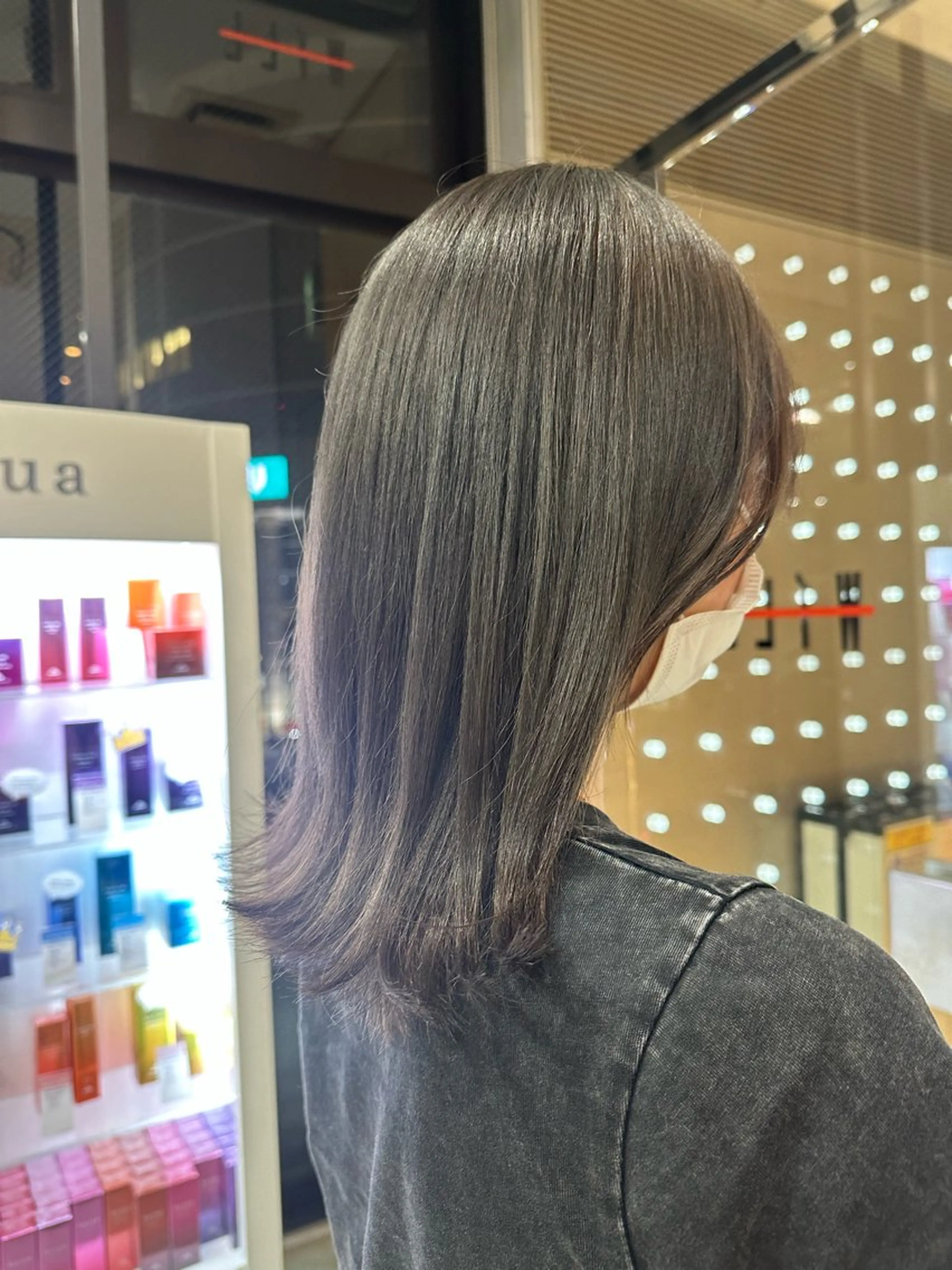 セミロング カラー ブリーチ グレージュ 野々村 麻由のヘアスタイル