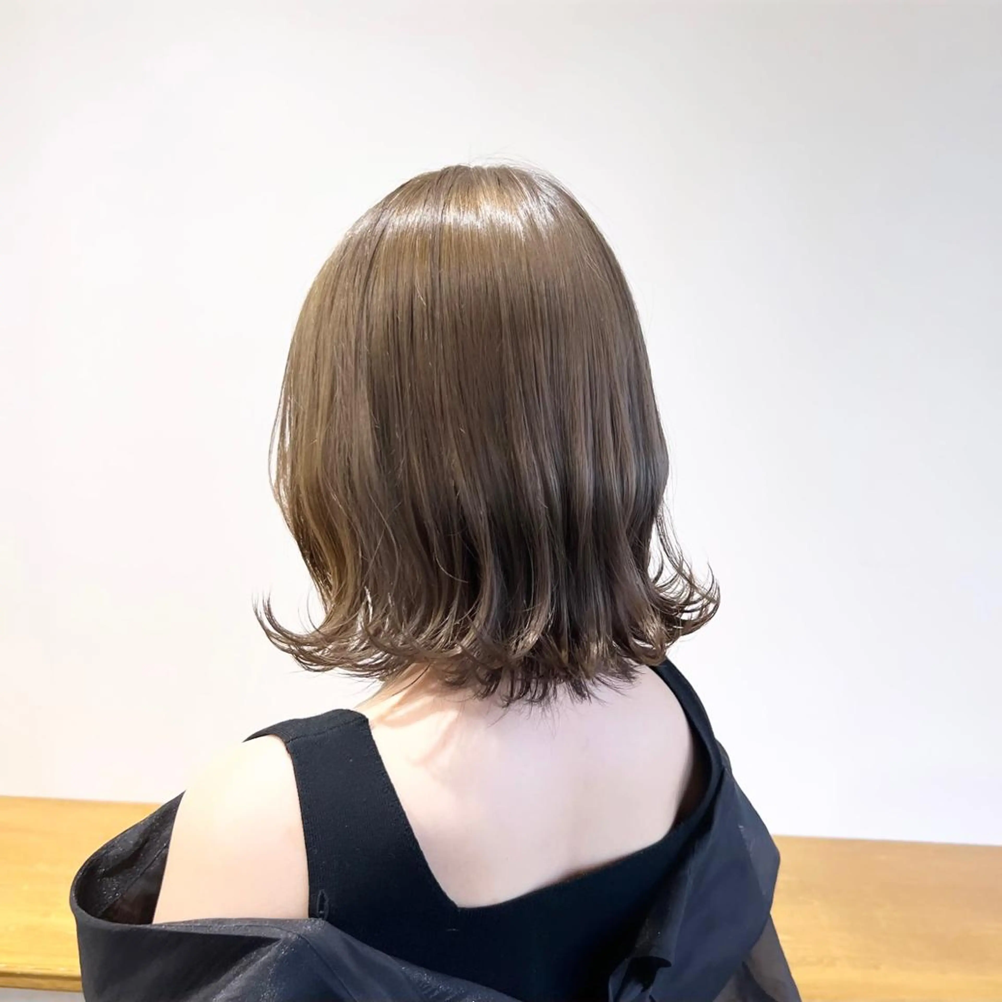 ショート カラー ベージュカラー デザインカラー ハイトーンカラー ミルクティーベージュ ヘアカラー トリートメント ヘッドスパ ヘアセット オカベ ショウマのヘアスタイル